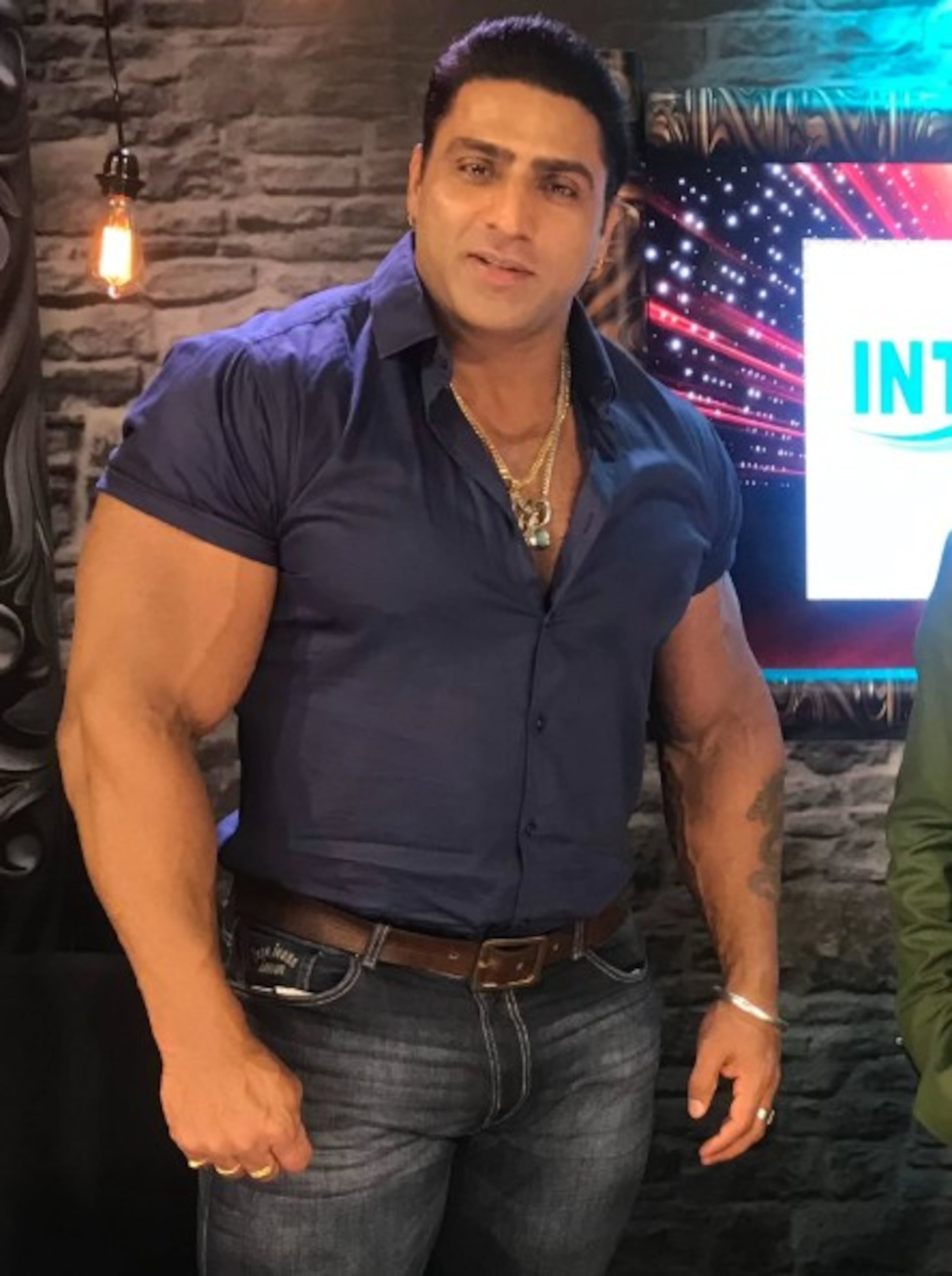 Varinder Singh Ghuman también desarrolló una carrera en Bollywood, donde participó en varias películas de acción.
