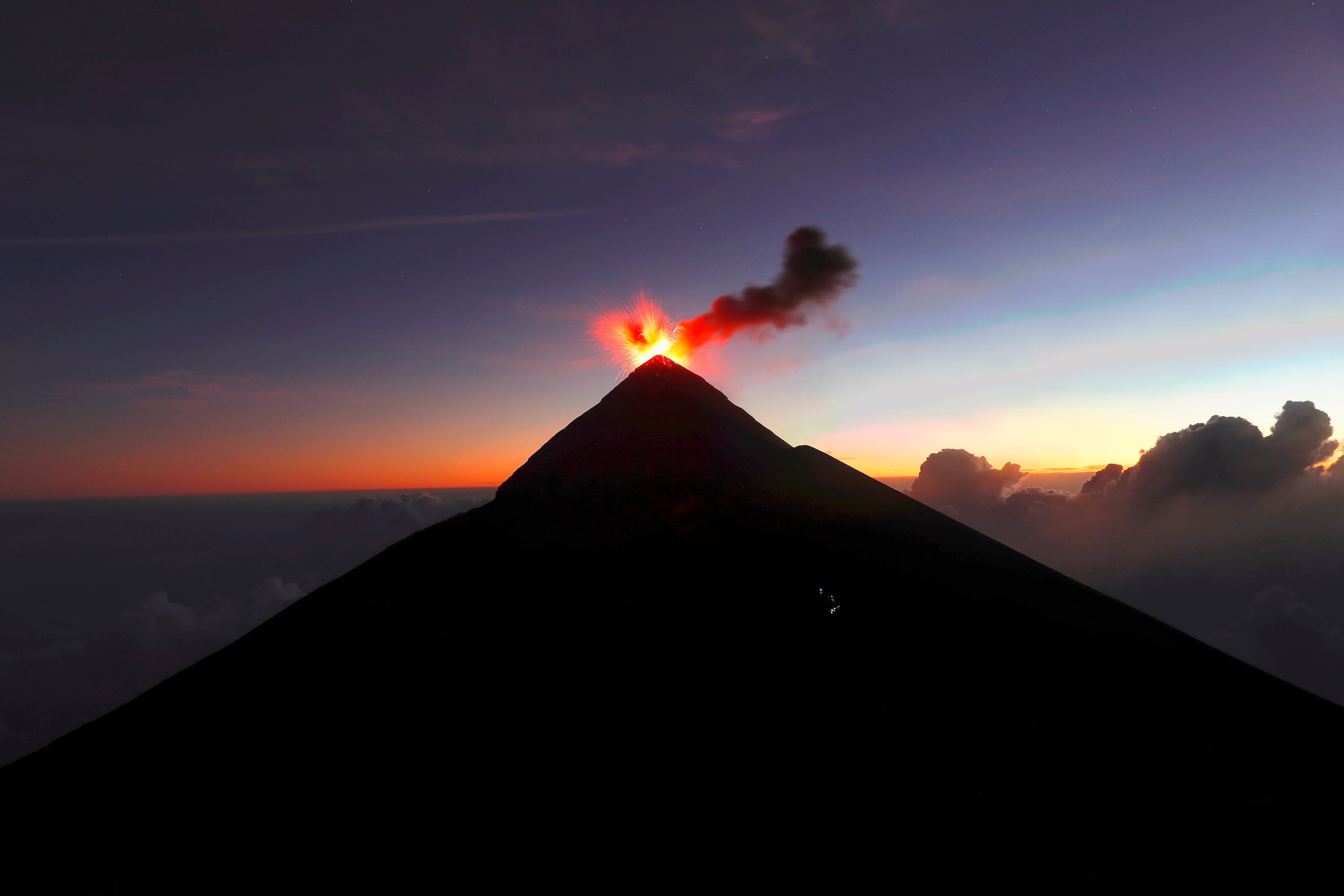 Ésta es la segunda erupción del año, luego de que en febrero el coloso mantuvo una fuerte actividad.