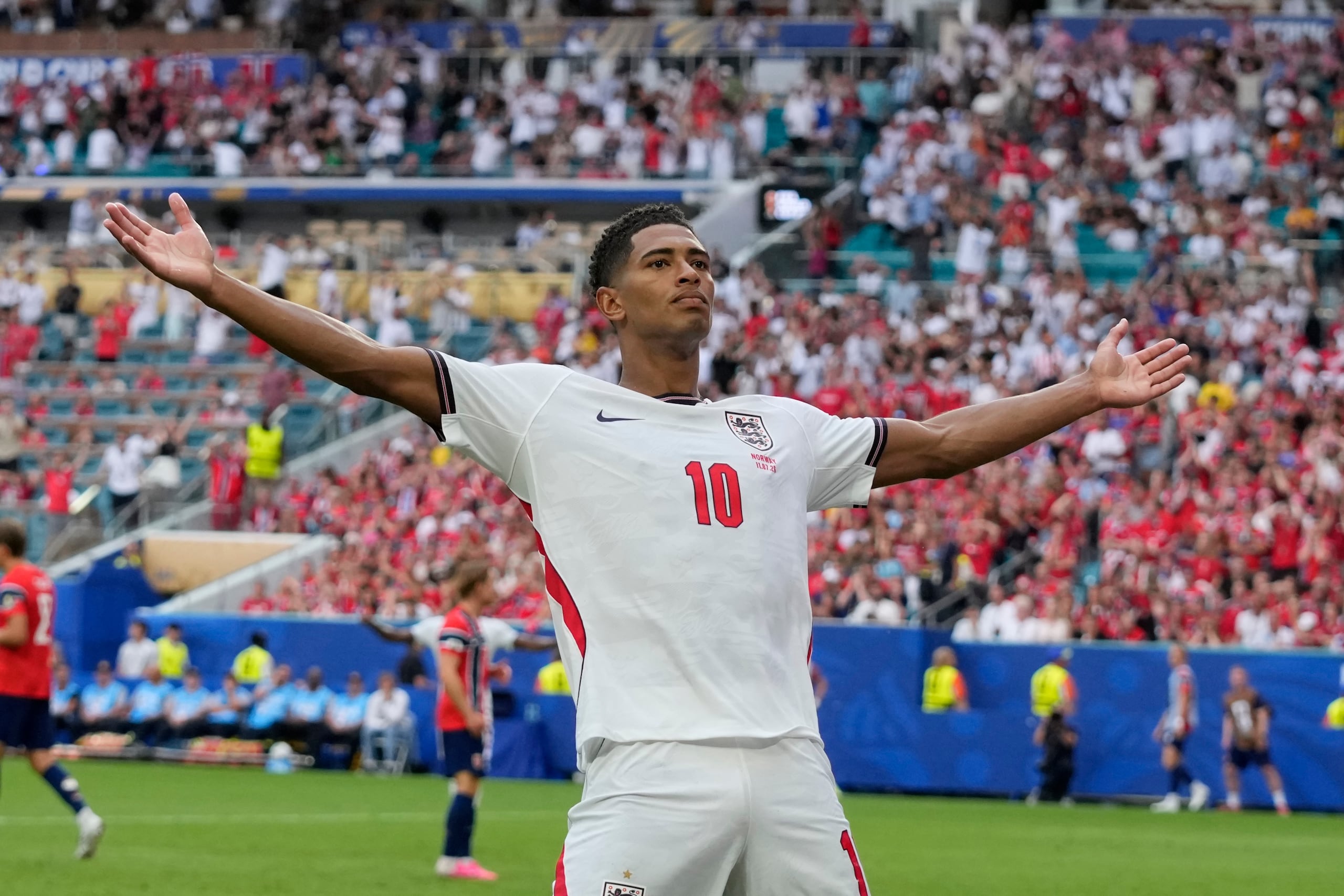 Jude Bellingham celebra tras anotar el segundo gol de Inglaterra contra Noruega en los cuartos de final del Mundial.