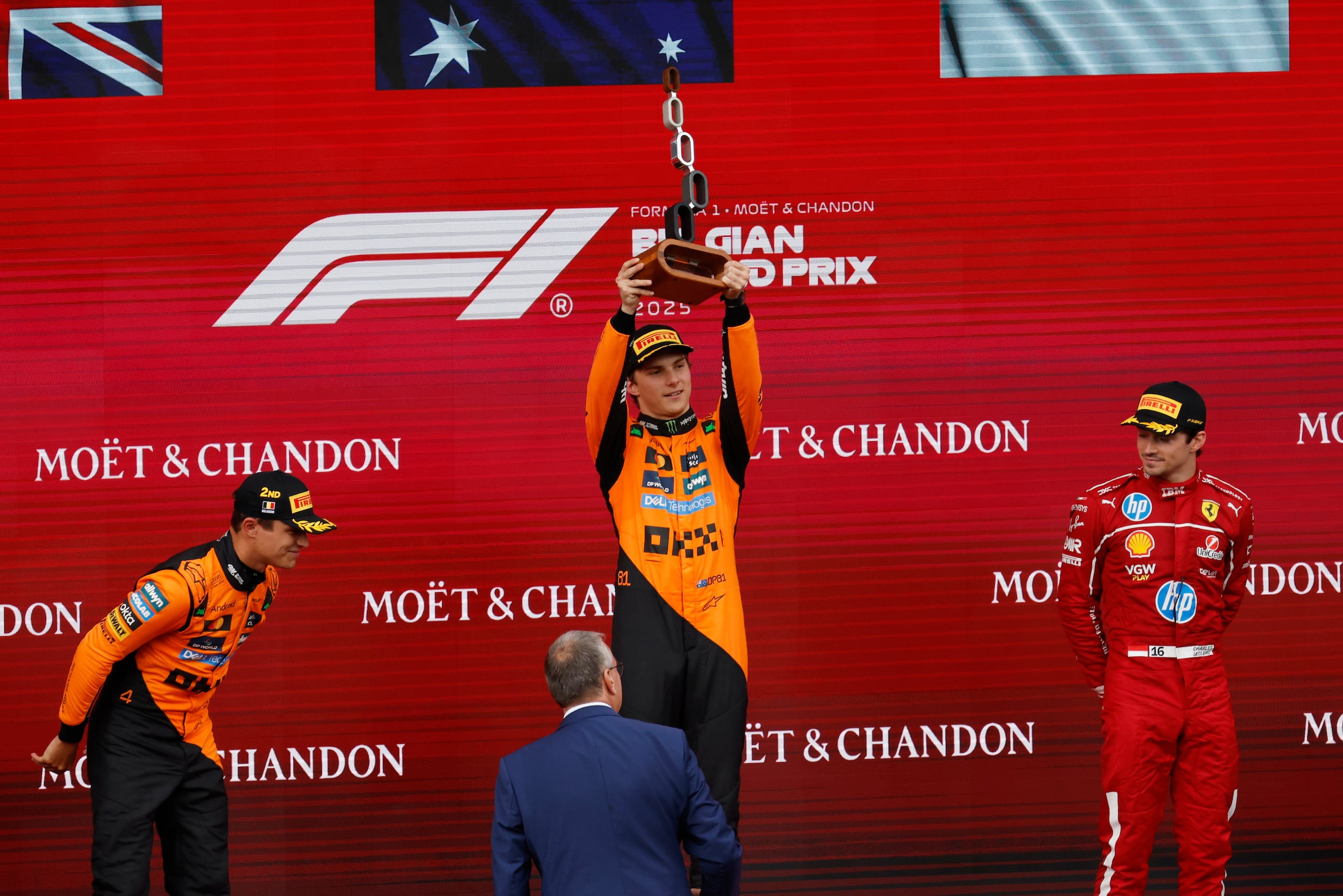 Oscar Piastri, centro, piloto australiano de McLaren.