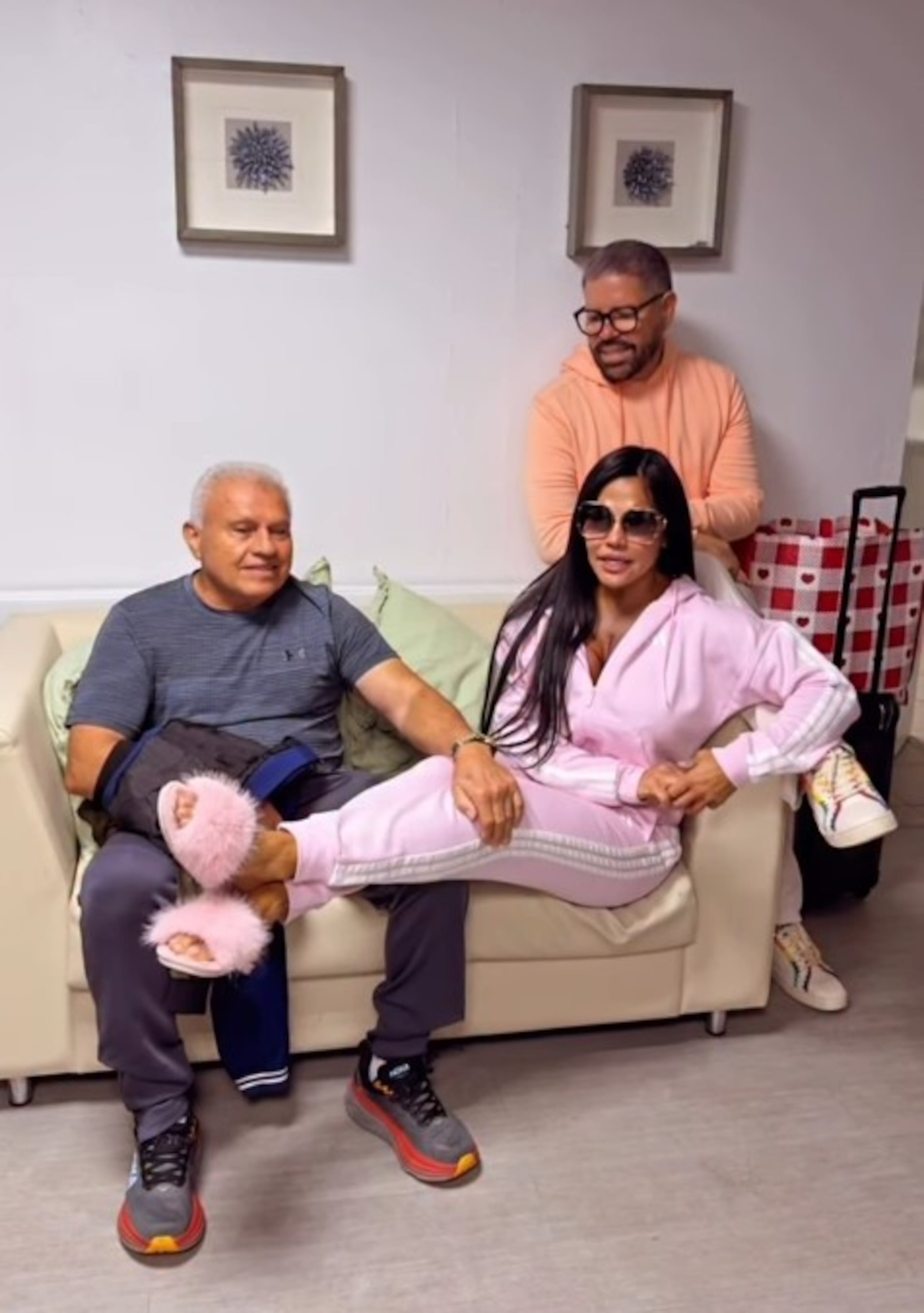 Maripily junto a su padre, Héctor Luis Rivera, y el publicista Carlos Bermúdez previo a la cirugía esta mañana.