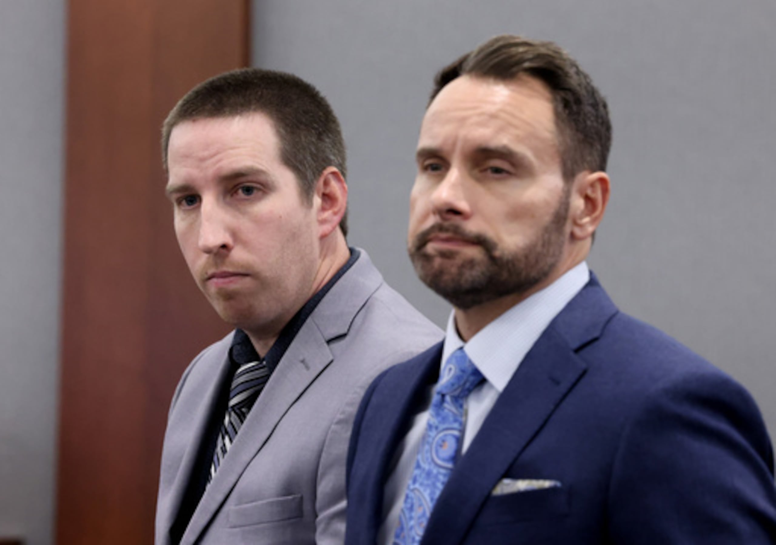 Mitchell Fairbarn, a la izquierda, comparece ante el tribunal junto a su abogado, Josh Tomsheck, durante la selección del jurado para su juicio en el Centro Regional de Justicia el martes 13 de octubre de 2026, en Las Vegas. (Bizuayehu Tesfaye/Las Vegas Review-Journal vía AP)