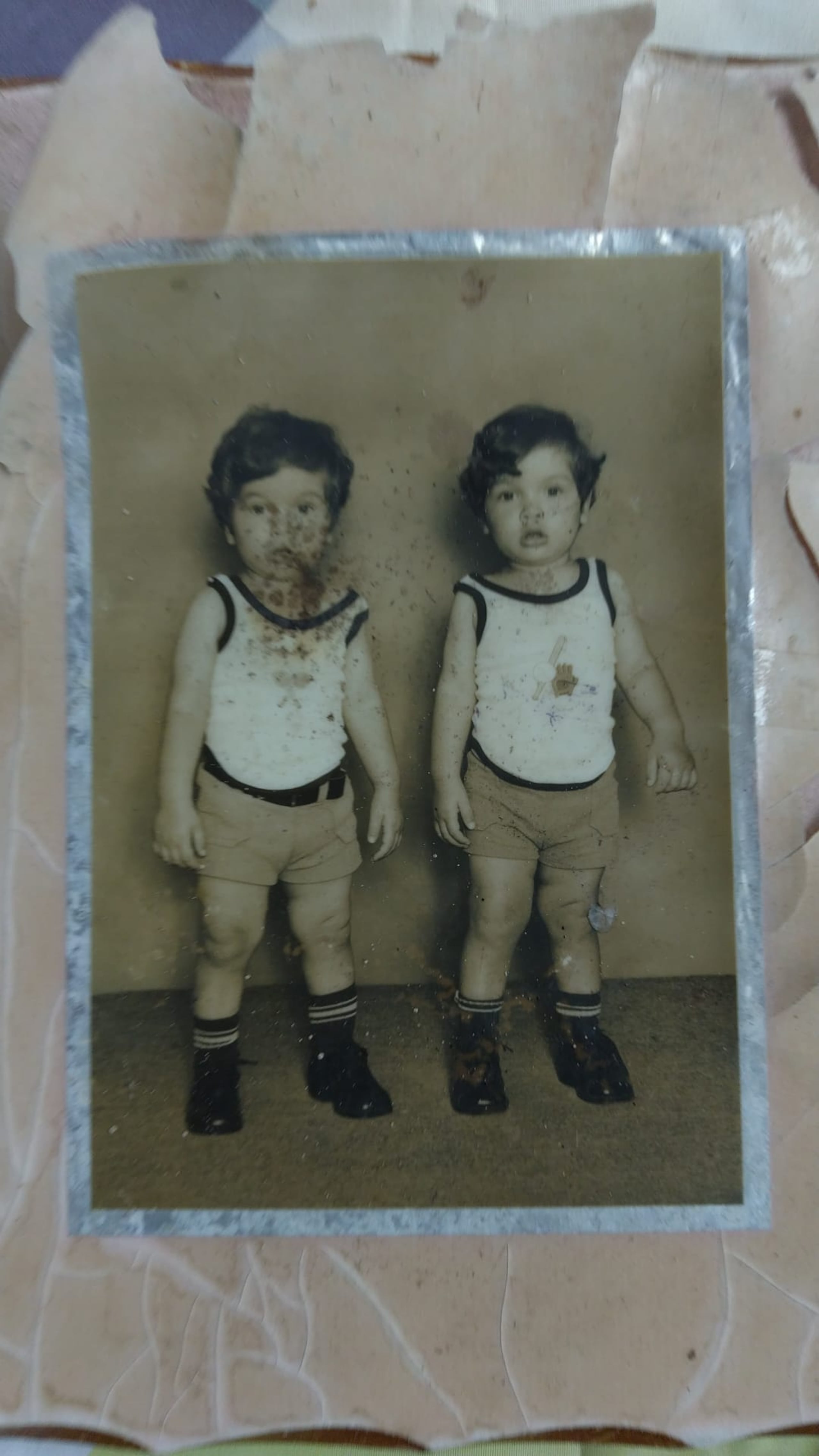 Una foto de los gemelos, Ángel y Antonio Torres Irizarry, tomada poco antes de la desaparición de Ángel, el 6 de junio de 1976, en el barrio Pellejas de Adjuntas.