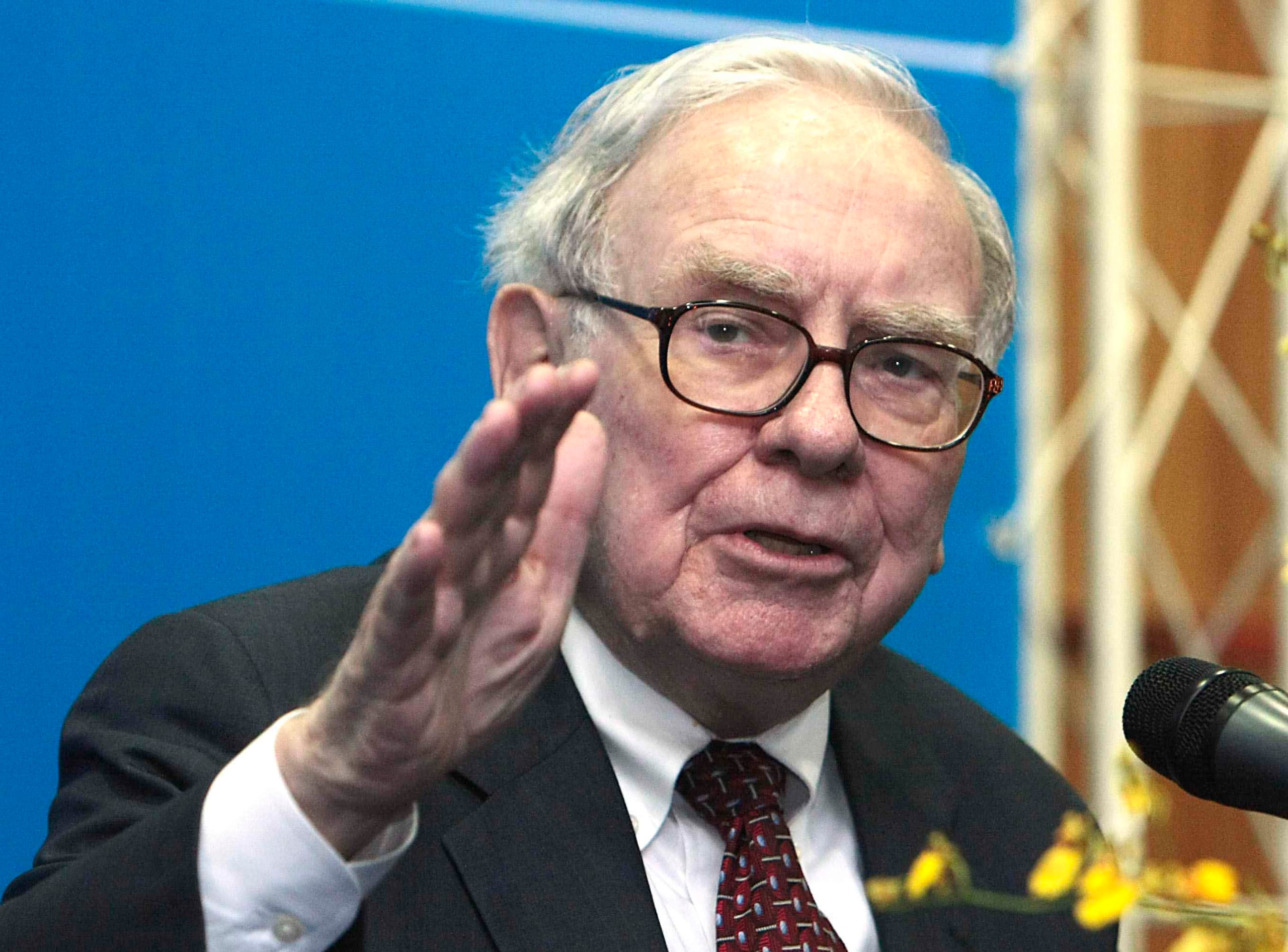 En el segundo lugar de la lista está el magnate e inversionista Warren Buffet, quien aumentó $14.8 billones en 12 meses, ascendiendo sus ingresos a $75.6 billones. (Archivo)
