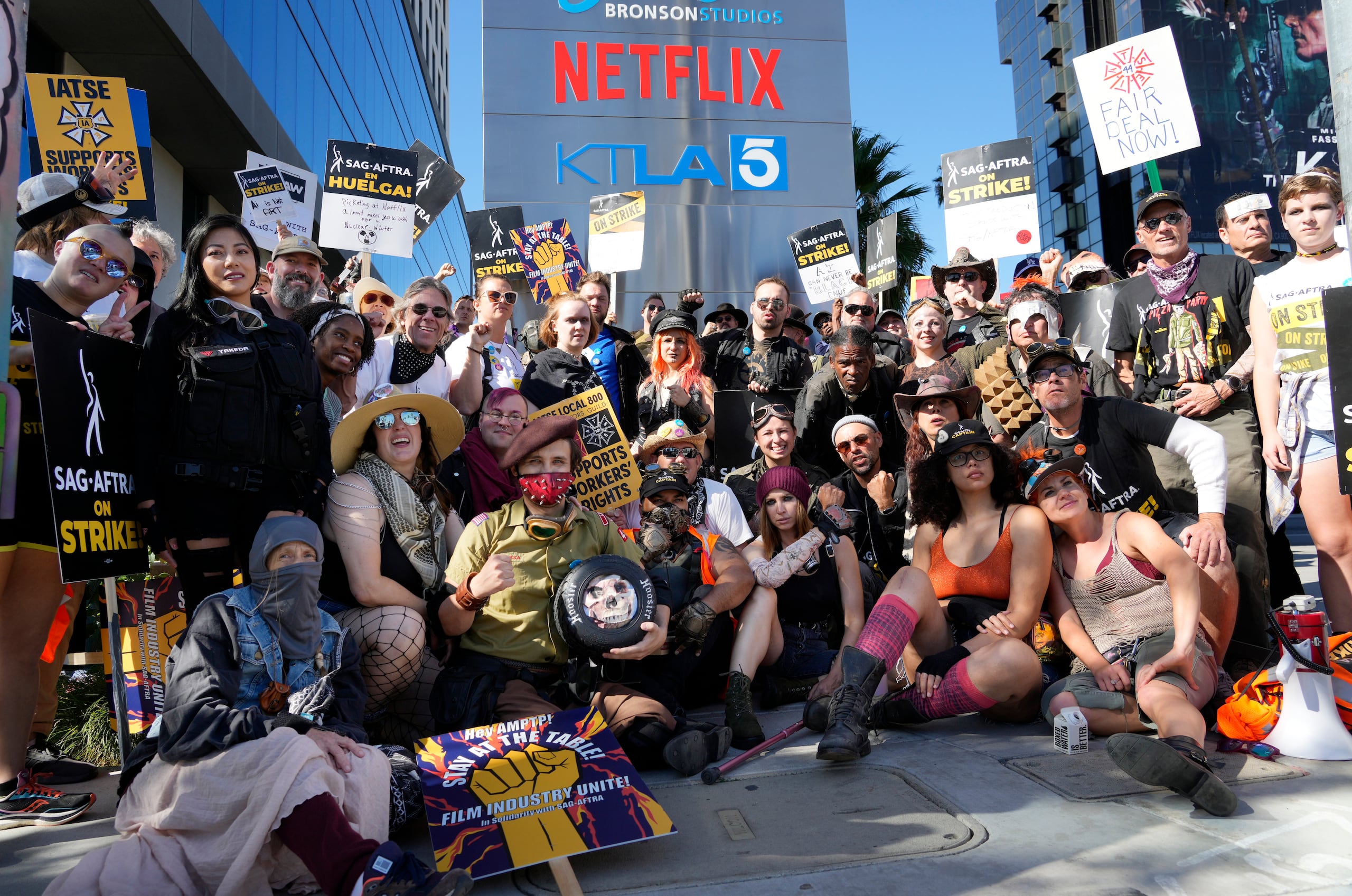 Miembros del sindicato SAG-AFTRA en huelga posan para una foto grupal afuera de los estudios de Netflix, el miércoles 8 de noviembre de 2023, en Los Ángeles. (AP Foto/Chris Pizzello)