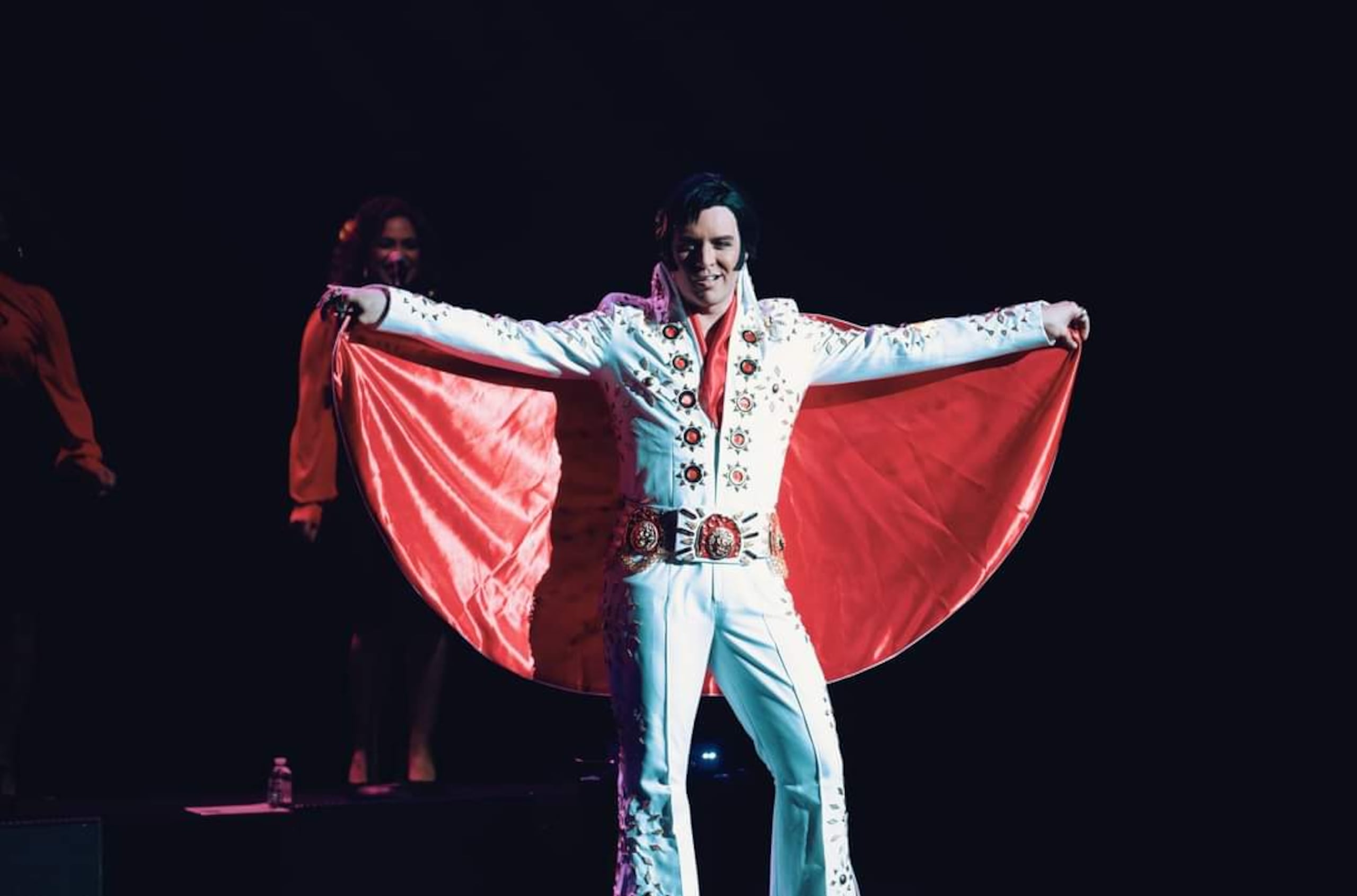 El boricua Luis Enrique González revive la residencia de Las Vegas del "Rey del Rock N' Roll" en su espectáculo de tributo.