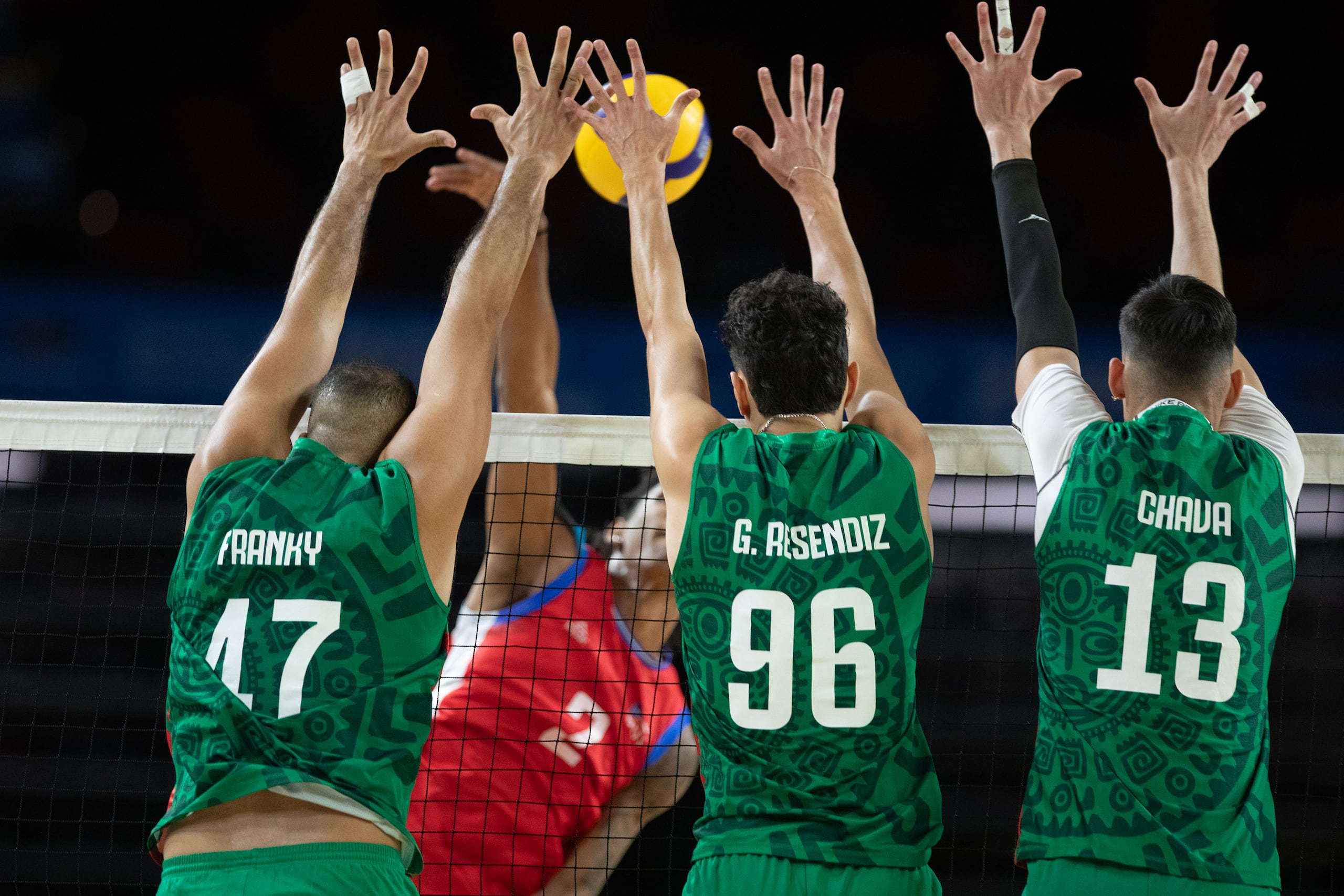 Una pared defensivo de jugadores de México buscan detener un ataque de Klistan Lawrence.