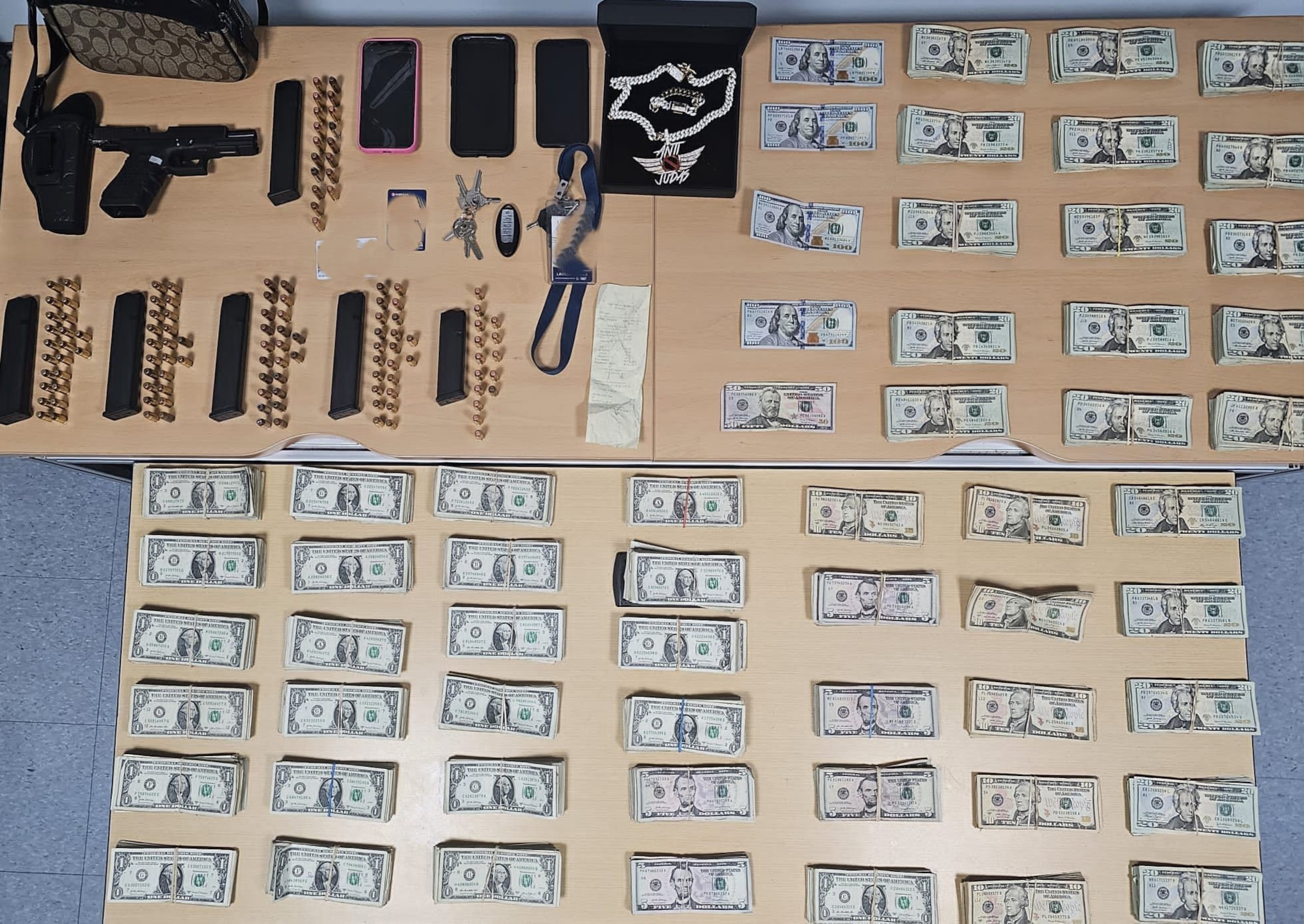 Durante la intervención se ocupó una pistola marca Glock calibre .40, que no figura registrada, la cual estaba modificada para disparar en automático, seis cargadores, 121 municiones, tres teléfonos celulares y $24,189.00 en efectivo.
