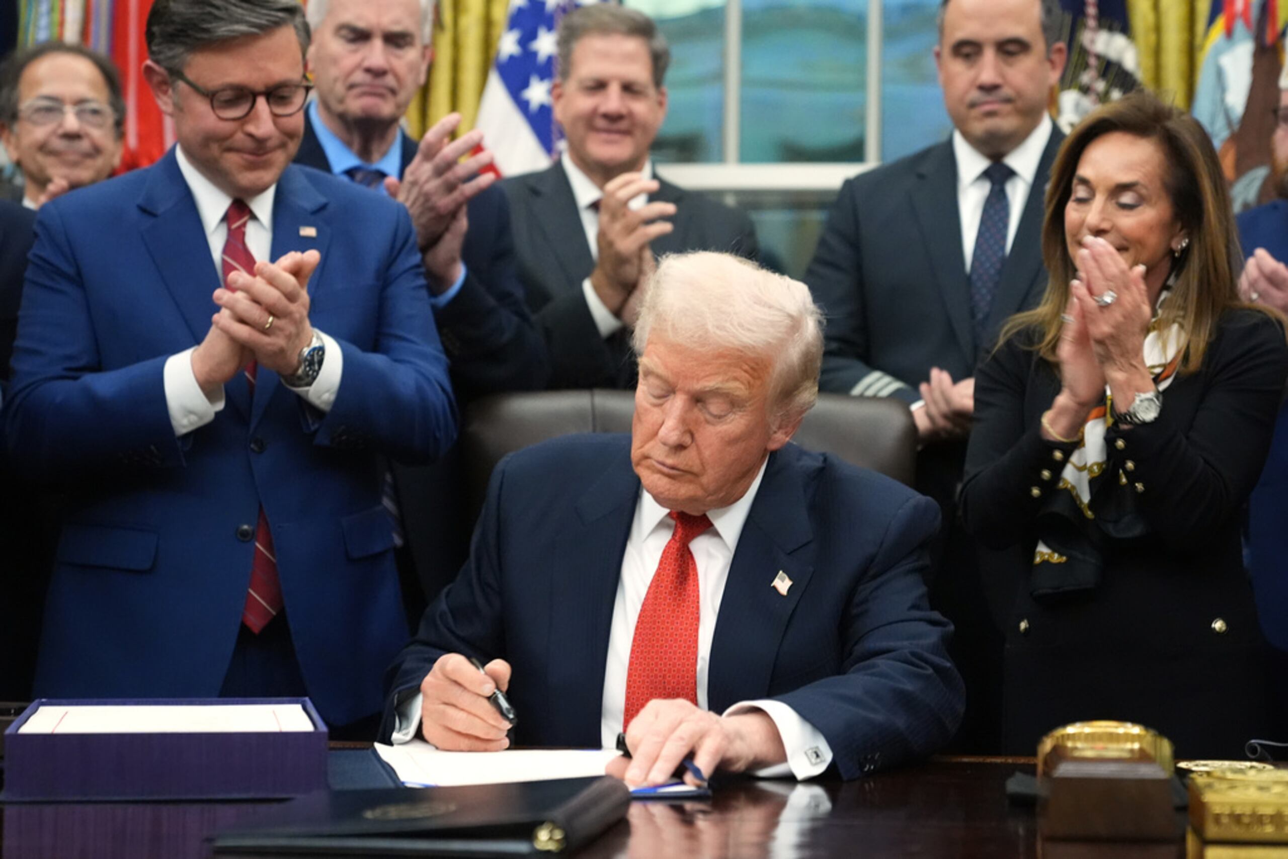 El presidente Donald Trump firma el proyecto de ley de financiamiento para reabrir el Gobierno, en el Despacho Oval de la Casa Blanca, el miércoles 12 de noviembre de 2025, en Washington.