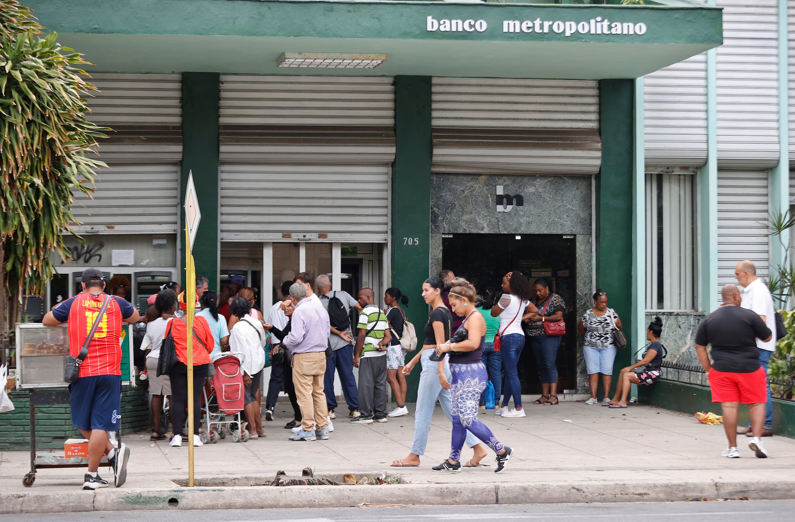 Personas esperan frente al banco metropolitano este 21 de abril de 2026, en La Habana (Cuba). (EFE/ Ernesto Mastrascusa)