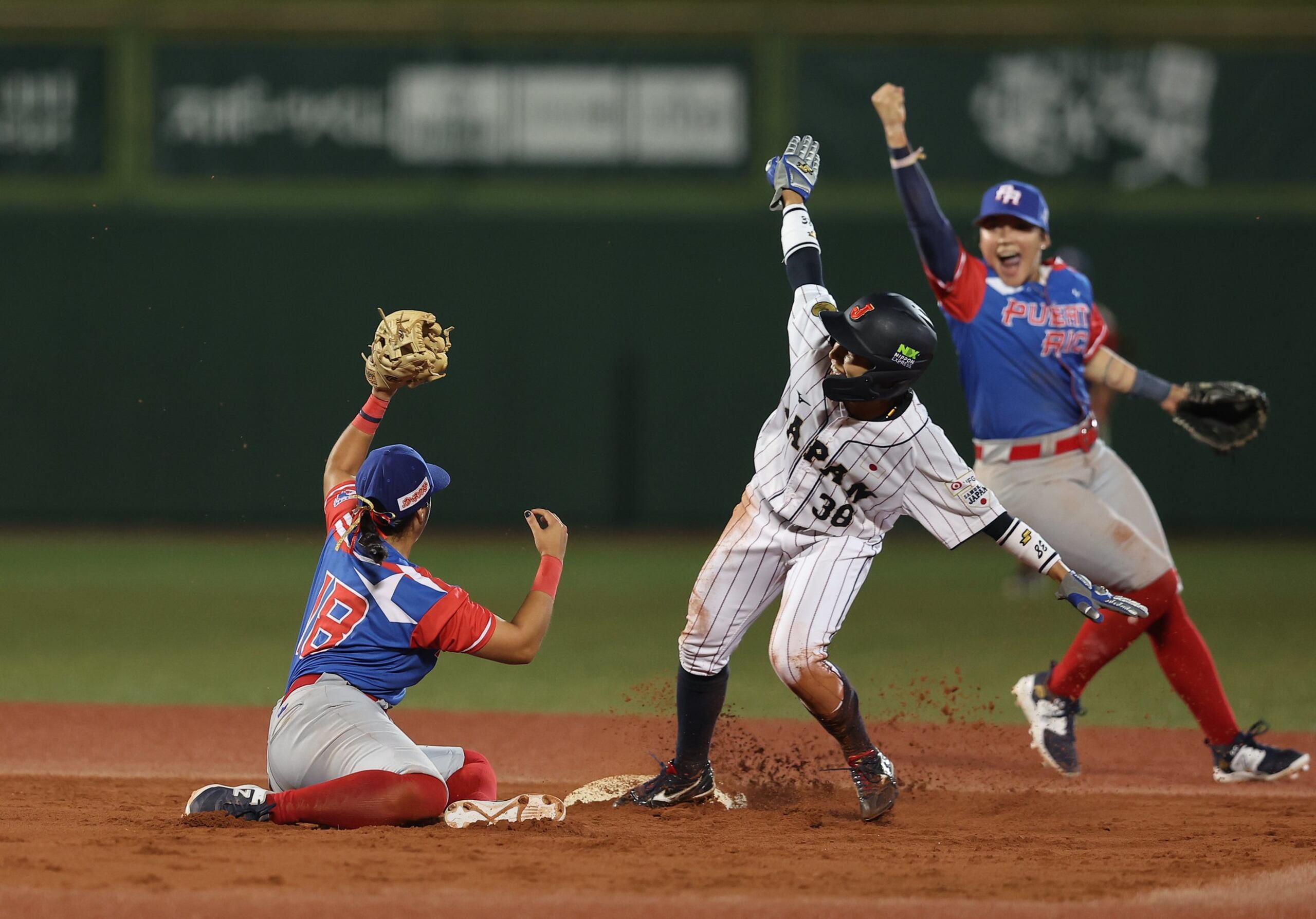 El seleccionado boricua abrió con un revés ante las cuatro veces campeonas mundiales. En la foto las boricuas reclaman un out mientras la corredora de Japón reclama que llegó a salvo.