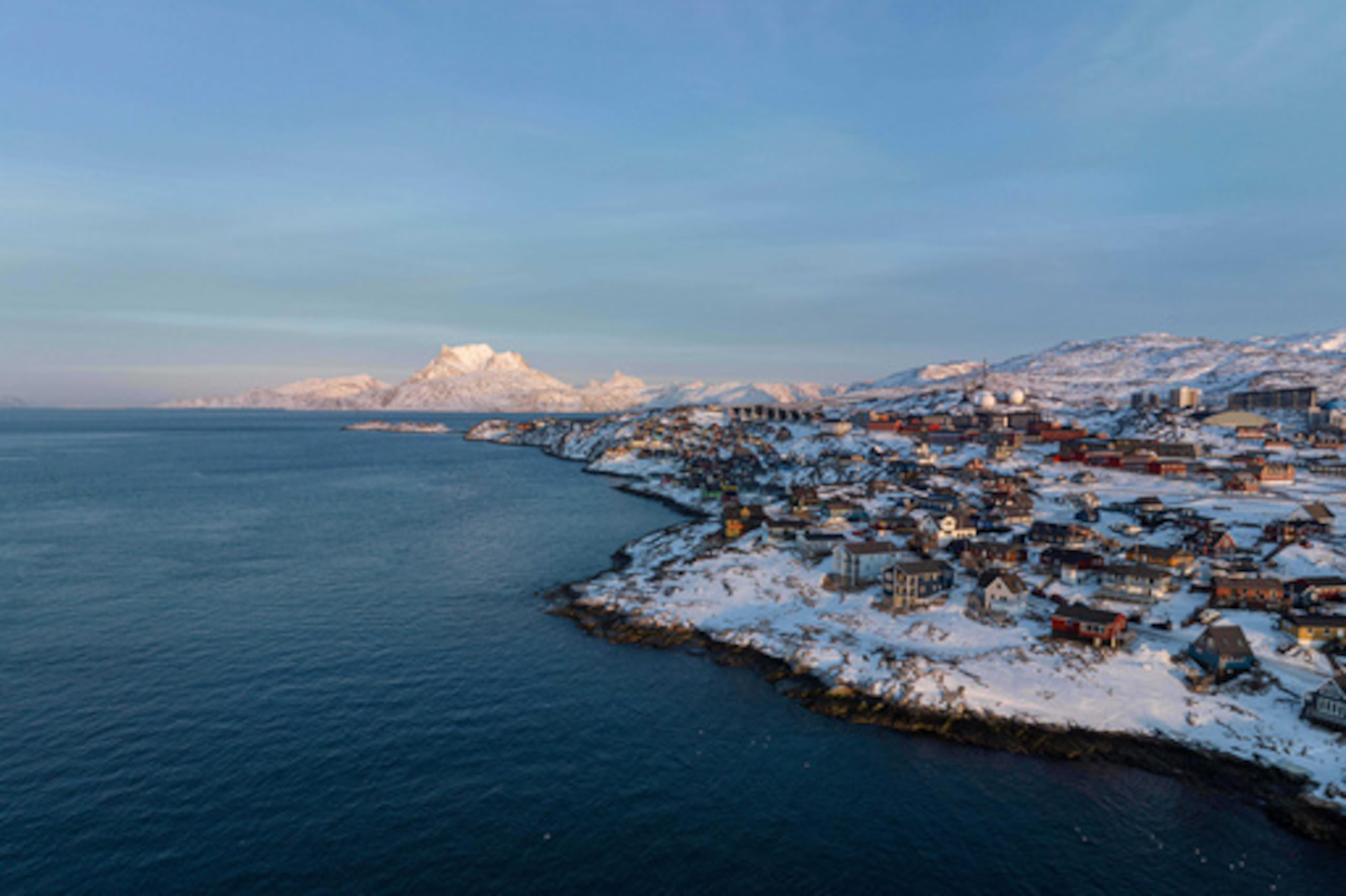 ARCHIVO - Se ven casas cerca de la costa de una ensenada marina de Nuuk, Groenlandia, el domingo 25 de enero de 2026. (AP Photo/Evgeniy Maloletka, Archivo)