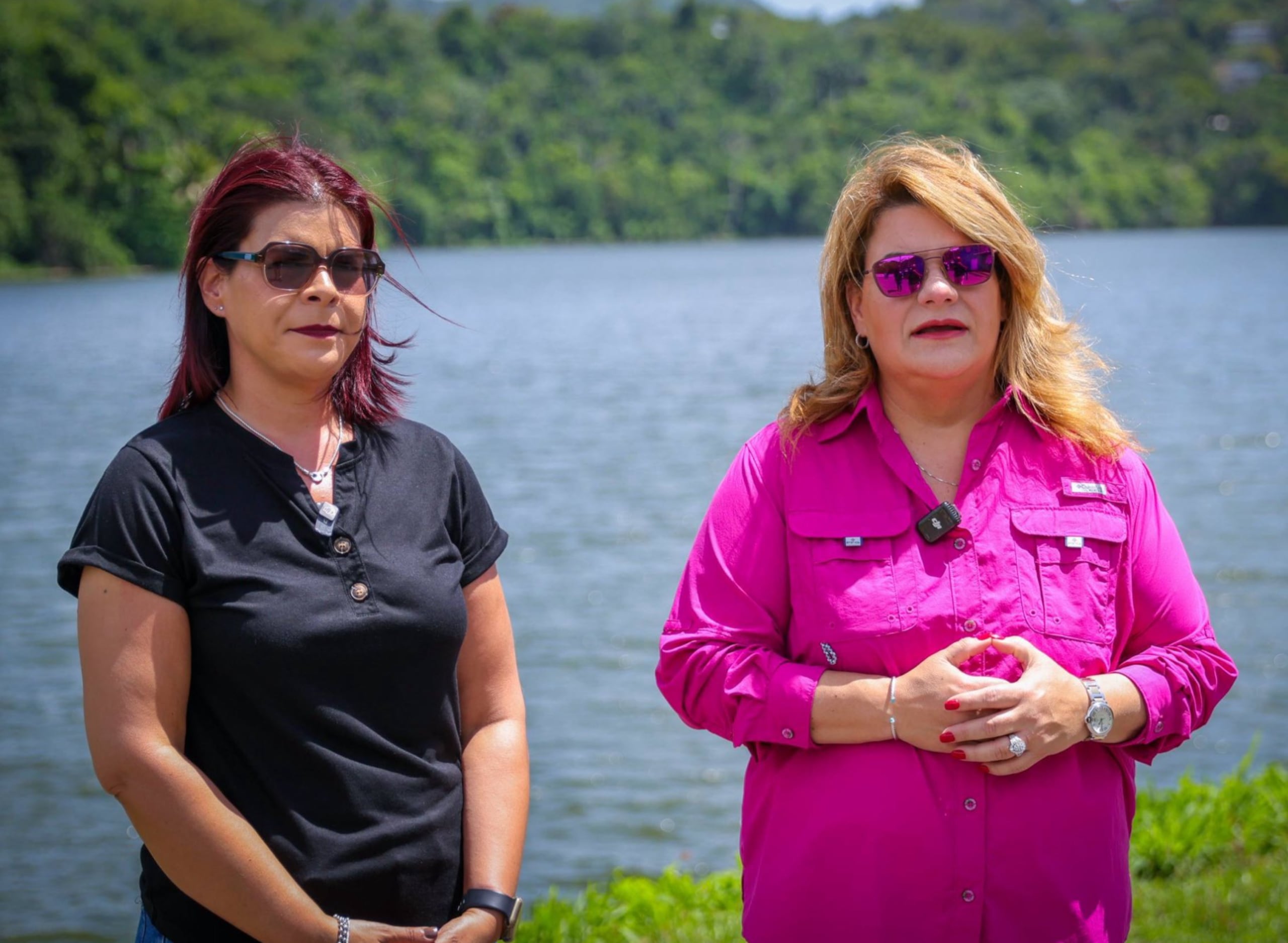 La gobernadora Jenniffer González Colón, junto a la directora auxiliar de Producción de la Región Metro de la AAA, Marimer Santiago, durante una visita a Carraízo.