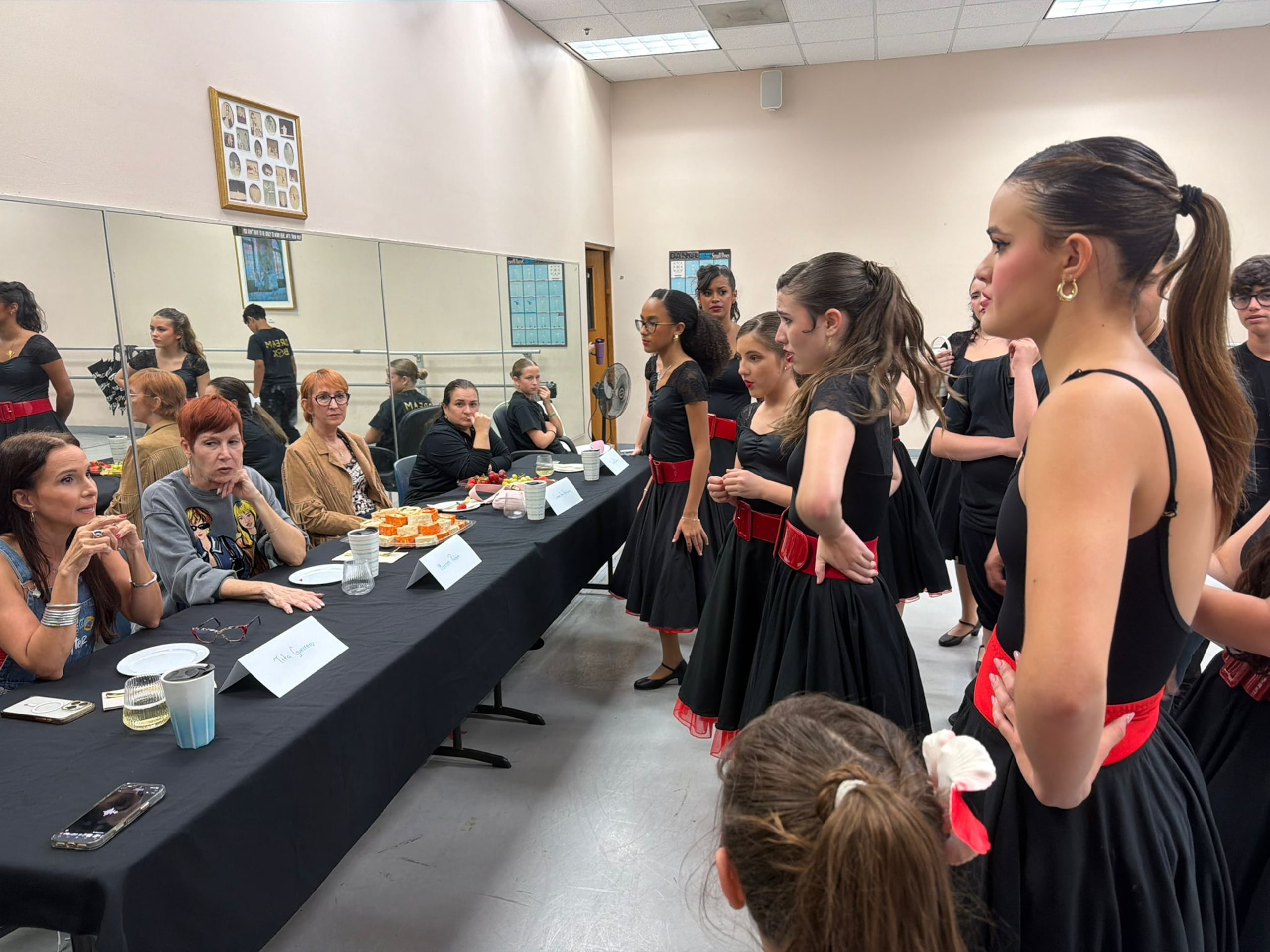 Las actrices Marian Pabón y Tita Guerrero, y las bailarinas Carmen Ana Rodríguez y Tanyi Beléndez, participaron en un fogueo artístico como jurado y les brindaron valiosa retroalimentación a los alumnos de Dream Box.