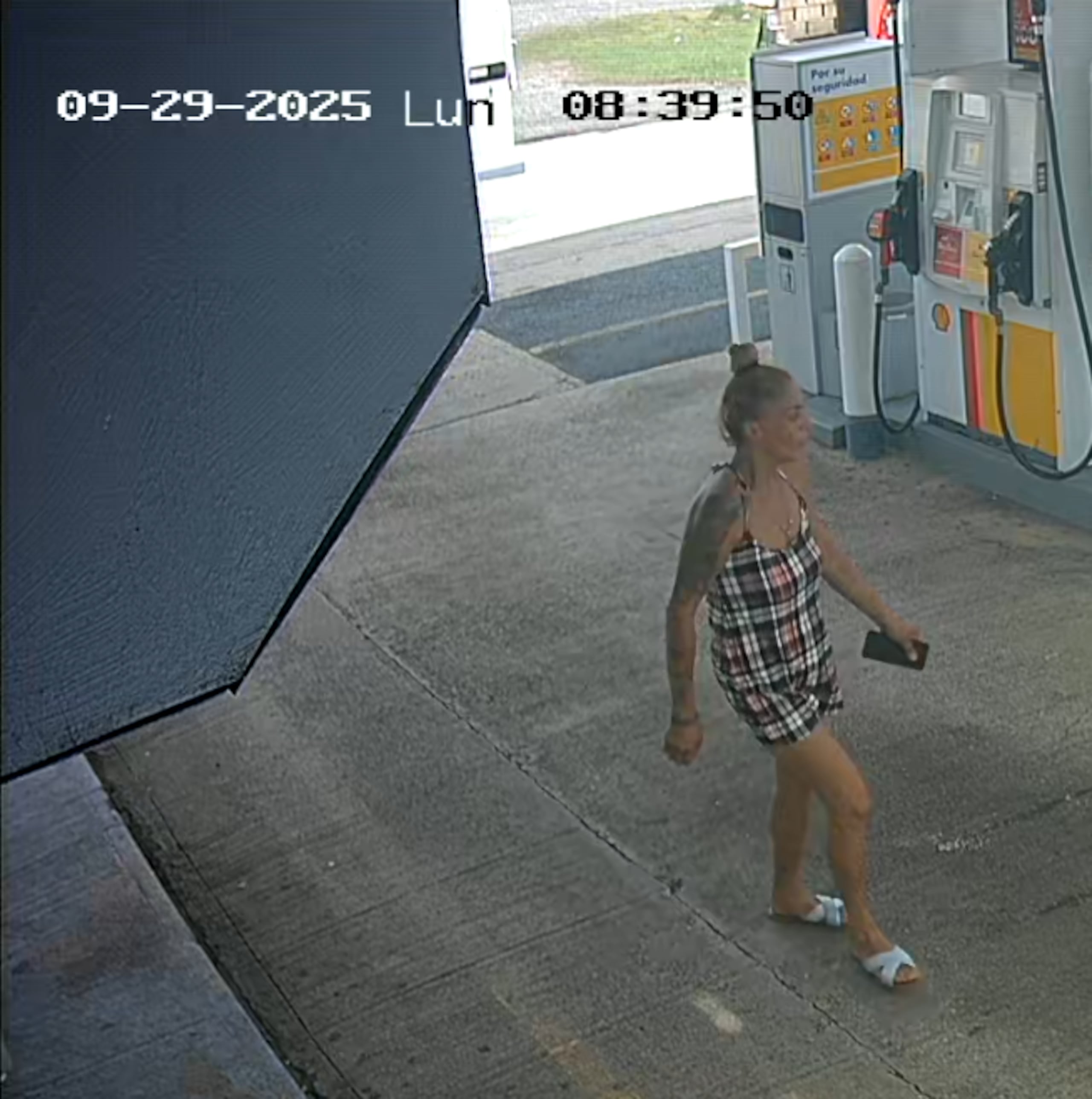 Las autoridades buscan a esta mujer que es sospechosa del secuestro y asalto de una adulta mayor en Hatillo.