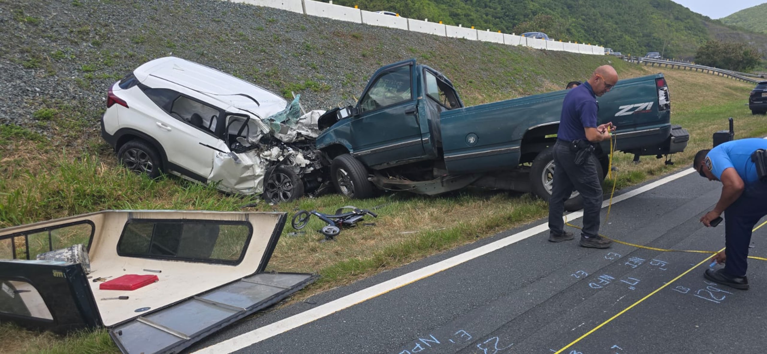 El accidente ocurrió cerca de las 11:00 a. m., cuando el conductor de un Kia Seltos blanco, que huía de la Policía, invadió el carril contrario en Salinas e impactó de frente una camioneta Chevrolet Z-71 verde.