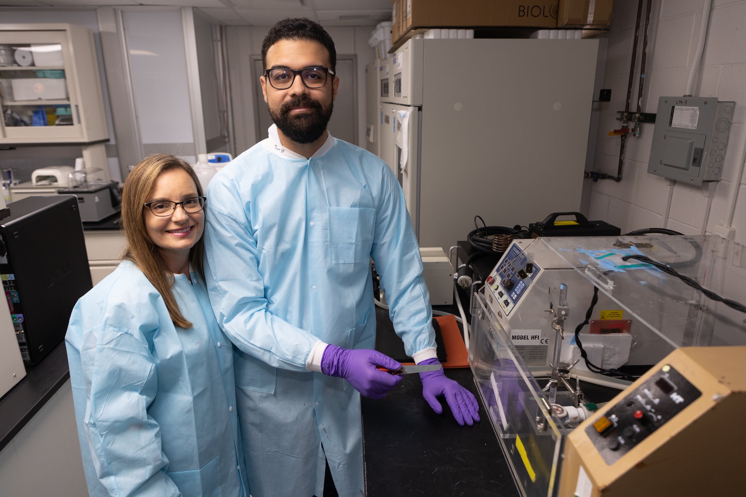 Madeline Torres Lugo y Jorge Castro Torres, de la Facultad de Ingeniería de la UPR en Mayagüez, trabajan en una de las importantes investigaciones.