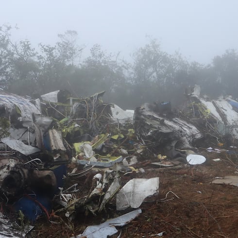 FOTOS: Hallan restos del avión estrellado en Colombia