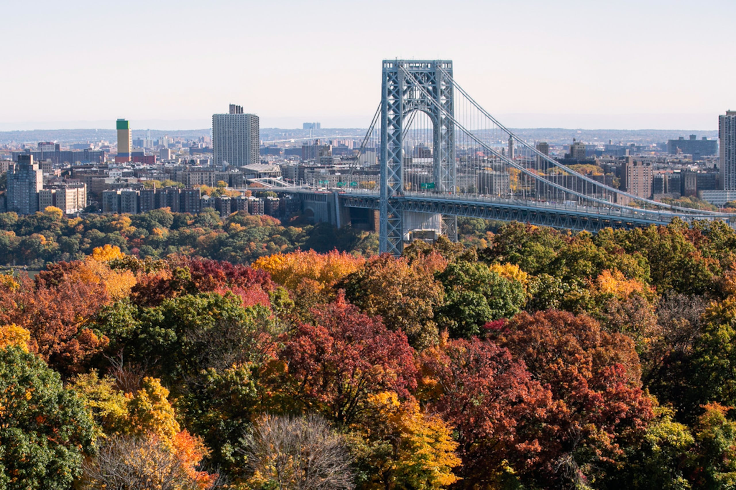 Inaugurado en 1931, el icónico puente de dos niveles se eleva sobre el río Hudson y transporta alrededor de 100 millones de vehículos entre Nueva Jersey y Manhattan cada año, según la Autoridad Portuaria, que lo considera el más transitado del mundo.