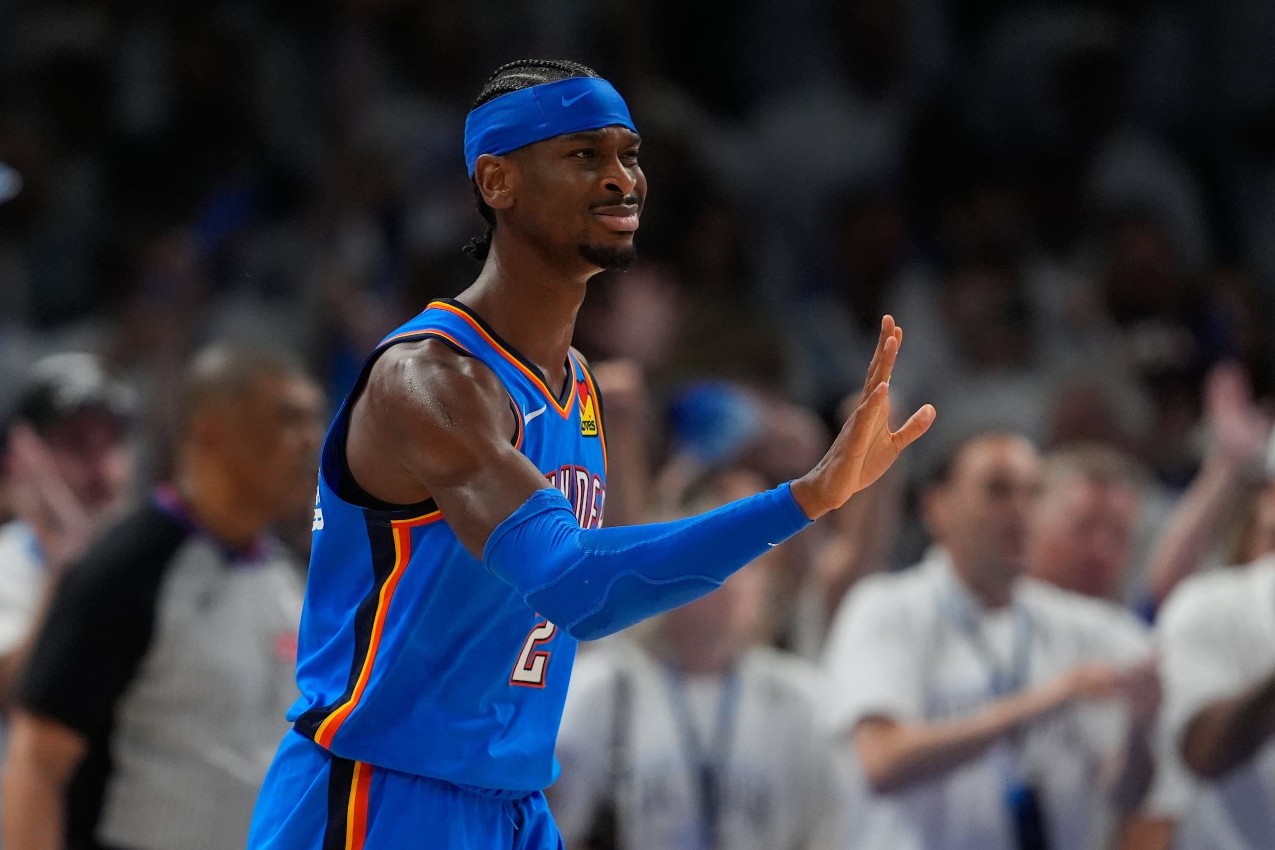 Shai Gilgeous-Alexander, del Thunder de Oklahoma City, celebra después de anotar un triple ante los Spurs de San Antonio.