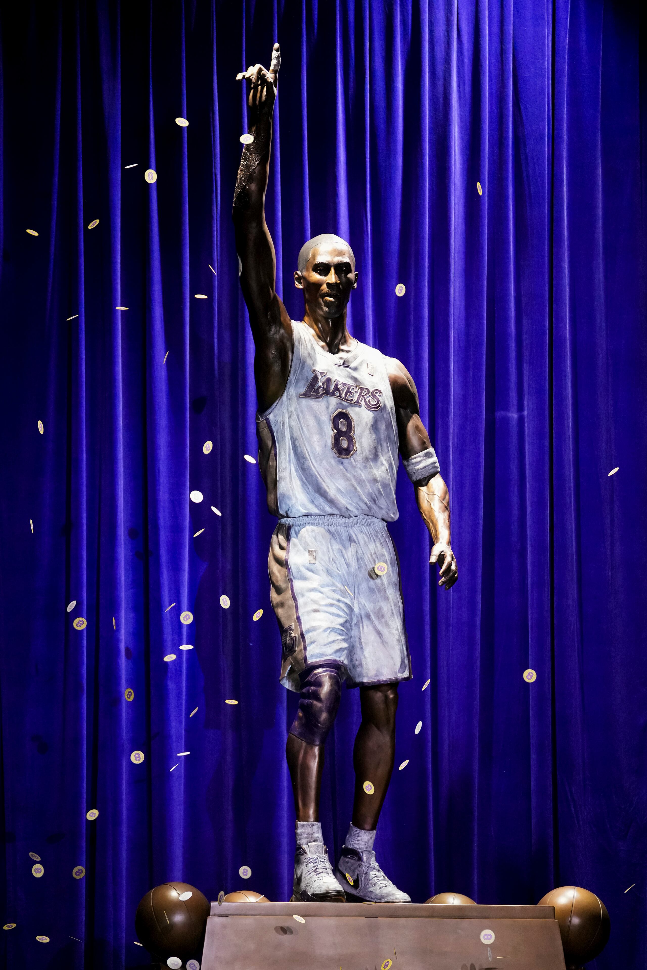 Lanzan confeti durante la inauguración de una estatua en honor al exescolta de los Lakers de Los Ángeles, Kobe Bryant, fuera del estadio del equipo de baloncesto de la NBA, el jueves 8 de febrero de 2024, en Los Ángeles. (AP Foto/Eric Thayer)