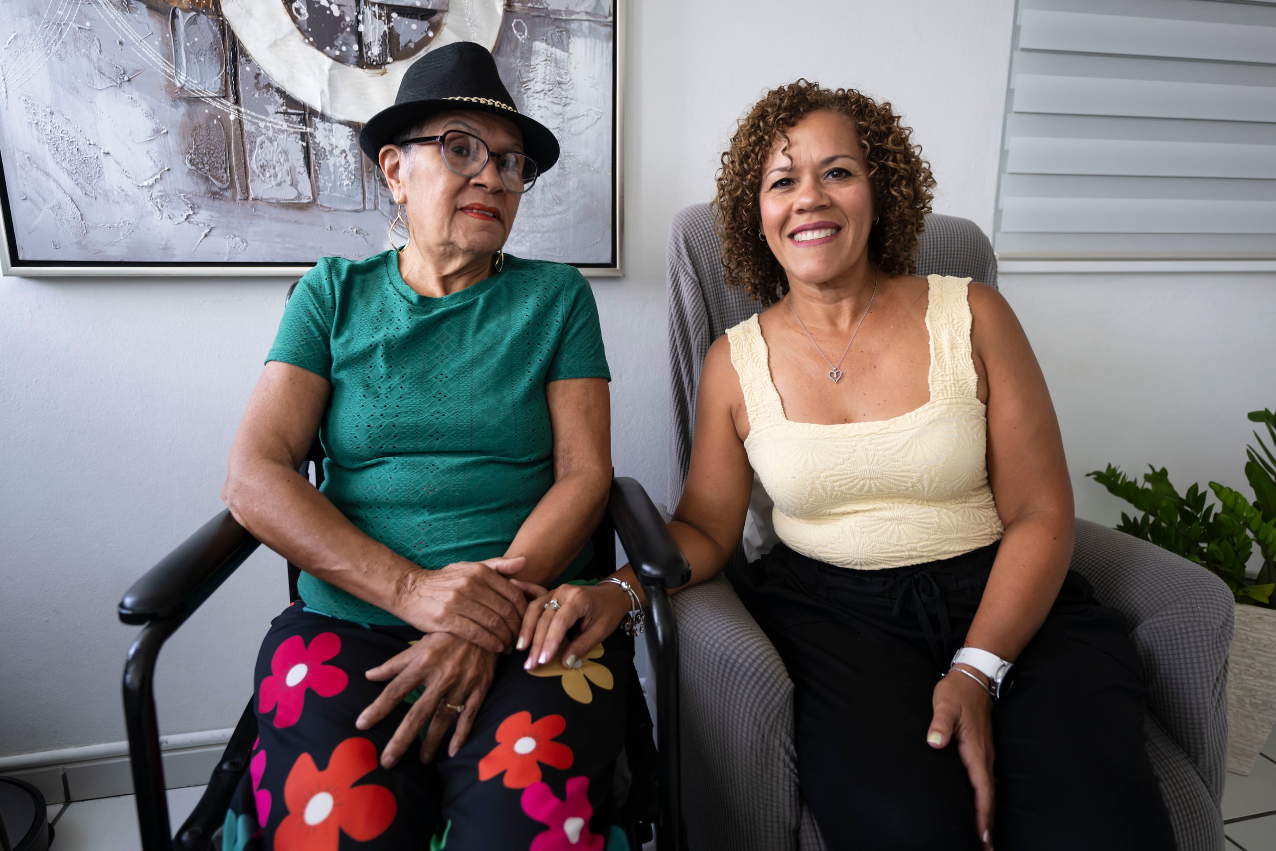 Emérida, de 72 años y paciente de Parkinson, valora el esfuerzo de su hija, quien dejó su trabajo para dedicarse 100% a su cuidado. Otros miembros de la familia también se integran en la dinámica de velar por la paciente.