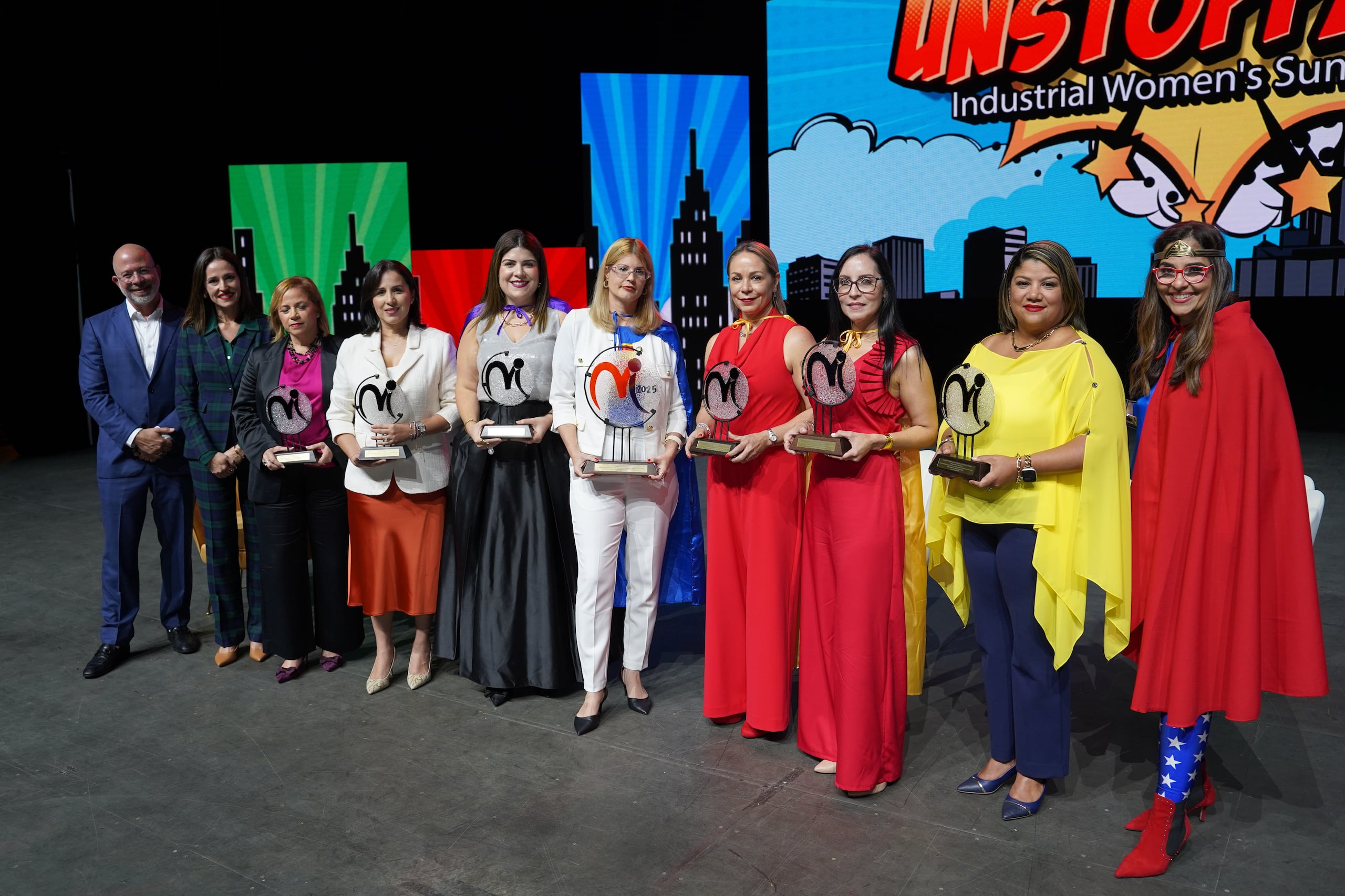 (De izquierda a derecha): Rafael Vélez Domínguez, presidente de la AIPR; Lcda. Karen Mojica Franceschi, vicepresidenta ejecutiva de la AIPR; Gloria Alicea, Amgen; Ana Medellín, TOTE Shipholdings; Jennifer Hernández, BMS; Carla Dávila Guzmán, Johnson & Johnson Innovative Medicine Gurabo; Linnette Pérez, BMS; Glorymar Rosario Burgos, Sharetech Group Engineering, LLC.; Elba Cruz Colón, Haleon; y Cindy Cardona, presidenta del Capítulo de Mujeres Industriales de la AIPR.