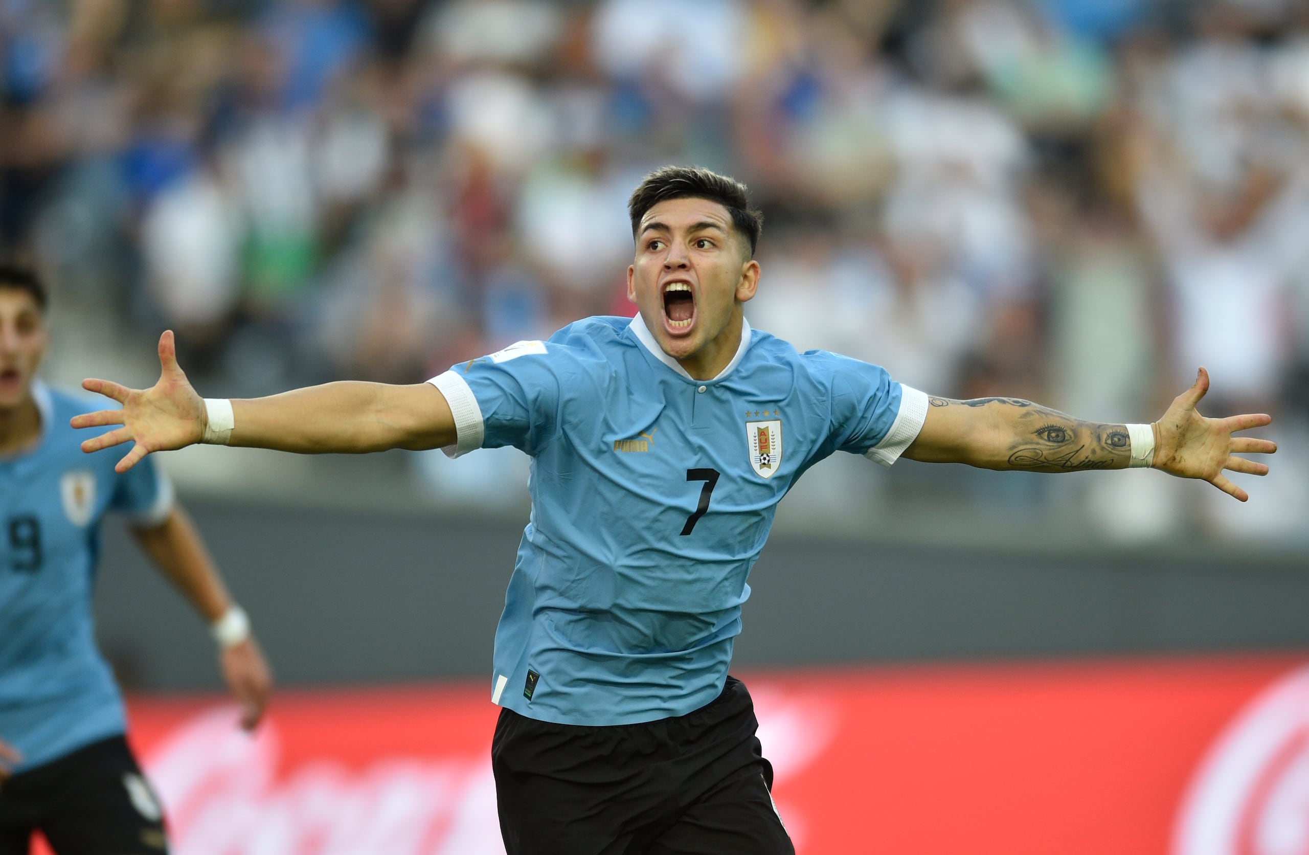 El delantero Anderson Duarte de Uruguay celebra tras anotar el primer gol de su equipo ante Israel durante la semifinal del Mundial Sub20 en el estadio Diego Maradona de La Plata, Argentina.