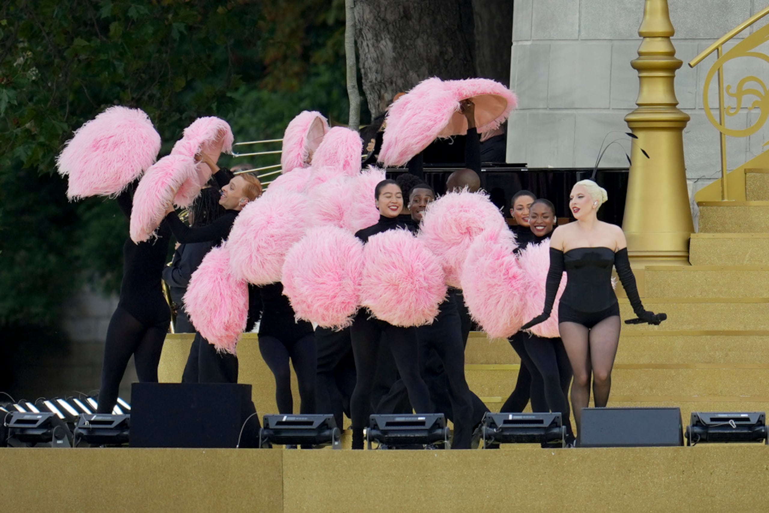 Lady Gaga honró a la bailarina francesa Zizi Jeanmaire en la presentación de apertura de las Olimpiadas.