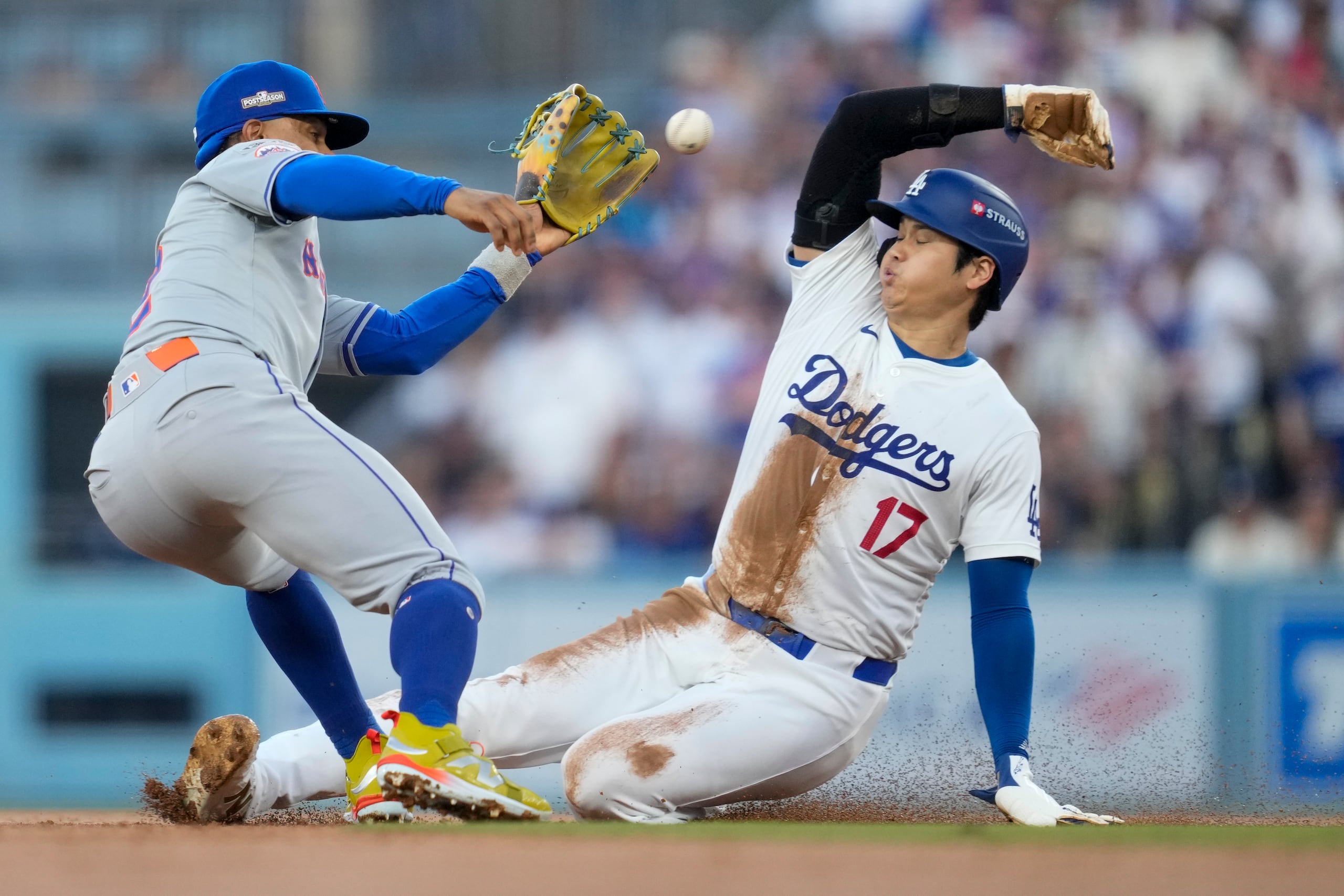 Shohei Ohtani, de los Dodgers de Los Ángeles, es atrapado robando por el campocorto de los Mets de Nueva York, Francisco Lindor, durante la segunda entrada en el primer juego de la Serie de Campeonato de la Liga Nacional.