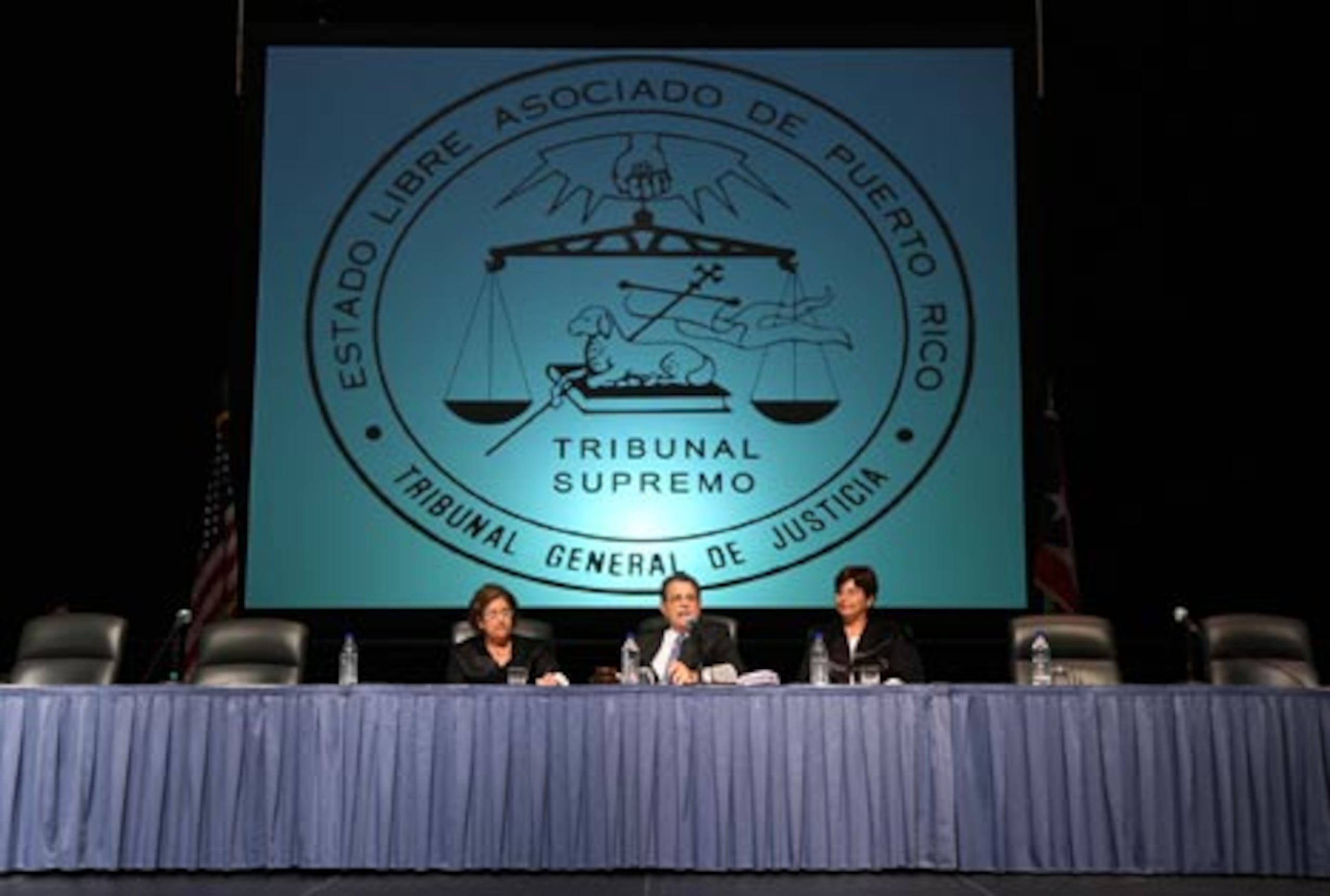 La jueza Liana Fiol Matta, el juez presidente Federico Hernández Denton y la jueza Anabelle Rodriguez fueron los únicos tres jueces en la sesión especial de juramentación de nuevos abogados. (Primera Hora / Andre Kang )