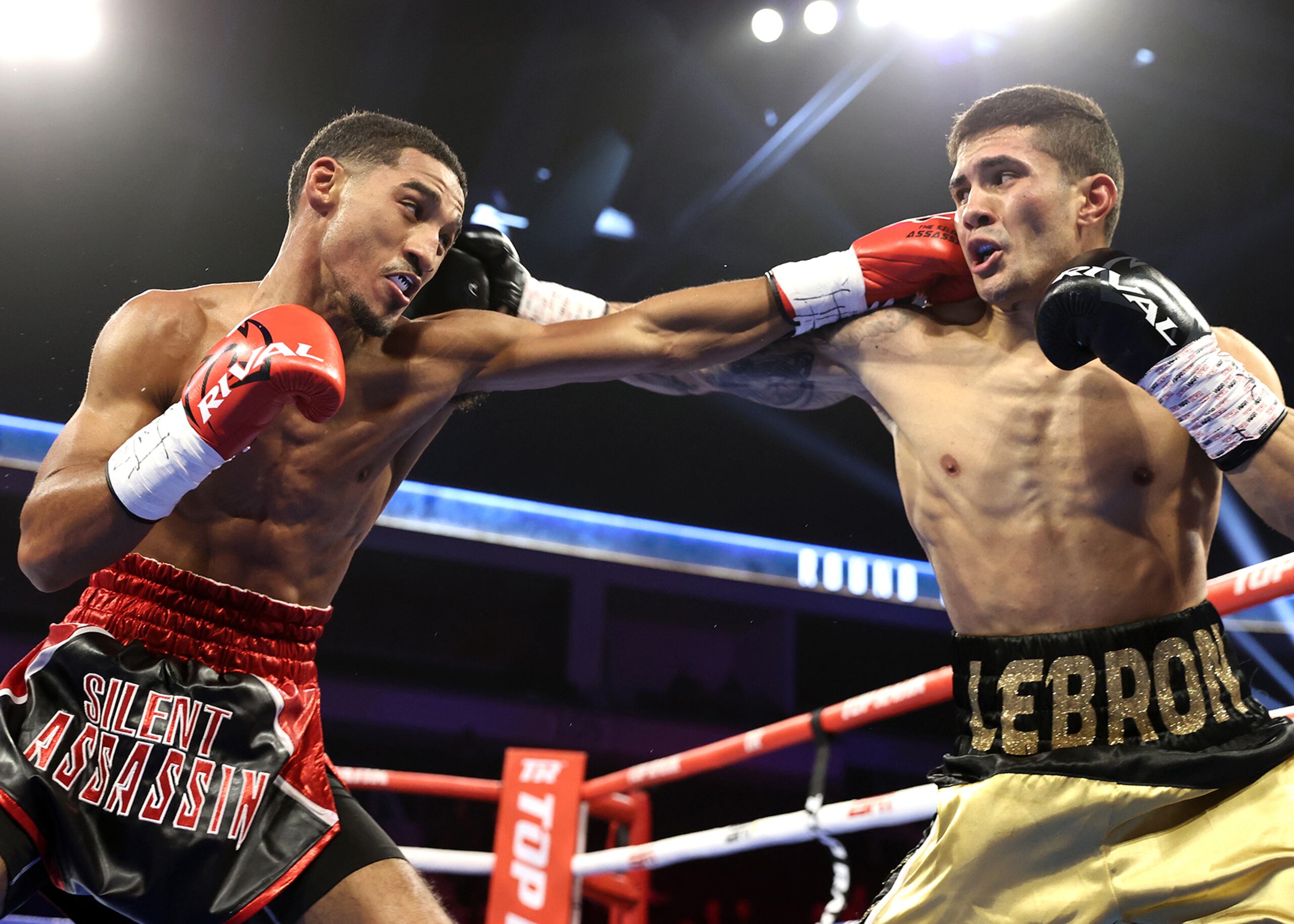 El puertorriqueño Henry "Moncho" Lebrón intercambia golpes con el estadounidense William Foster III.