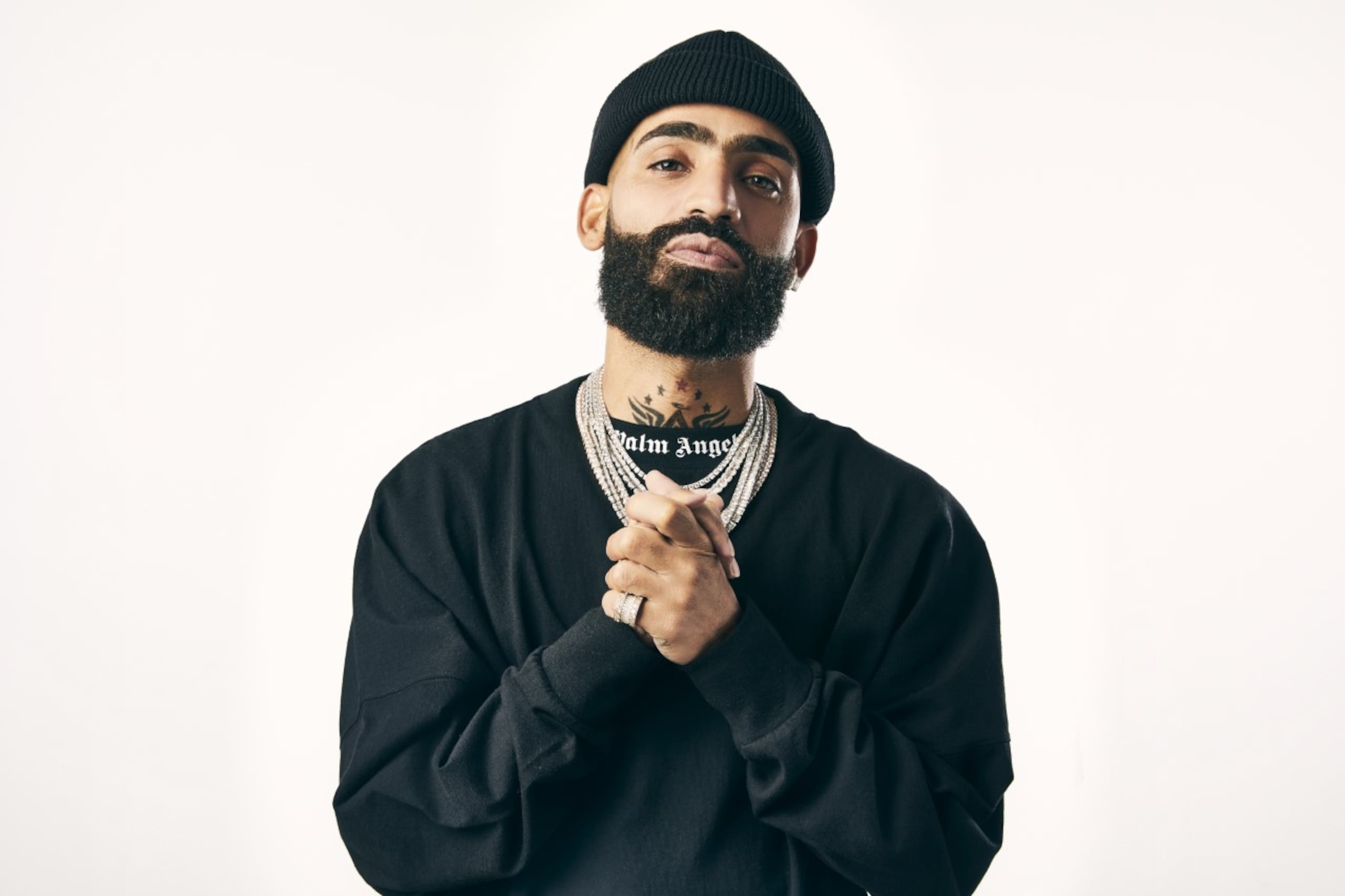 "Ya yo perdoné a esa infeliz hace tiempo, yo estoy bien con Papá Dios. Mi hermano descansa en paz”, expresó el cantante al salir de la sala y percatarse que la vista no había comenzado.
