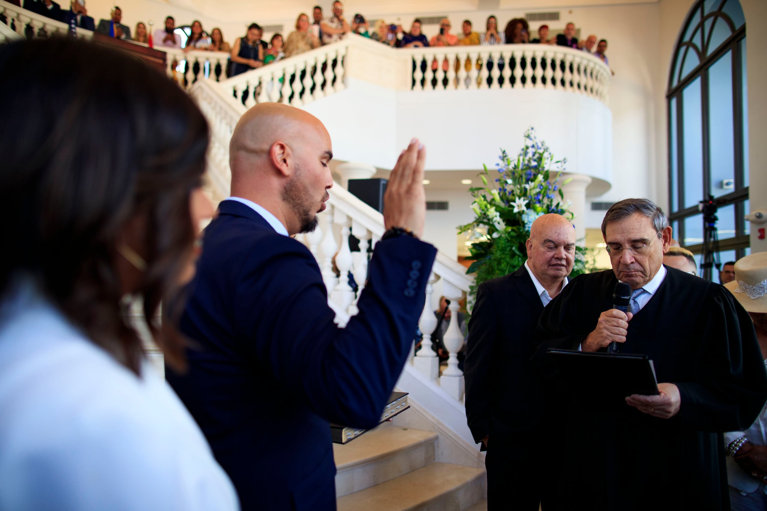 El juez federal Daniel Domínguez le tomó juramento al alcalde de Fajardo, José Aníbal Meléndez Méndez, cuando sustituyó a su padre, el fenecido Aníbal Meléndez. (Ramn "Tonito" Zayas / Staff)