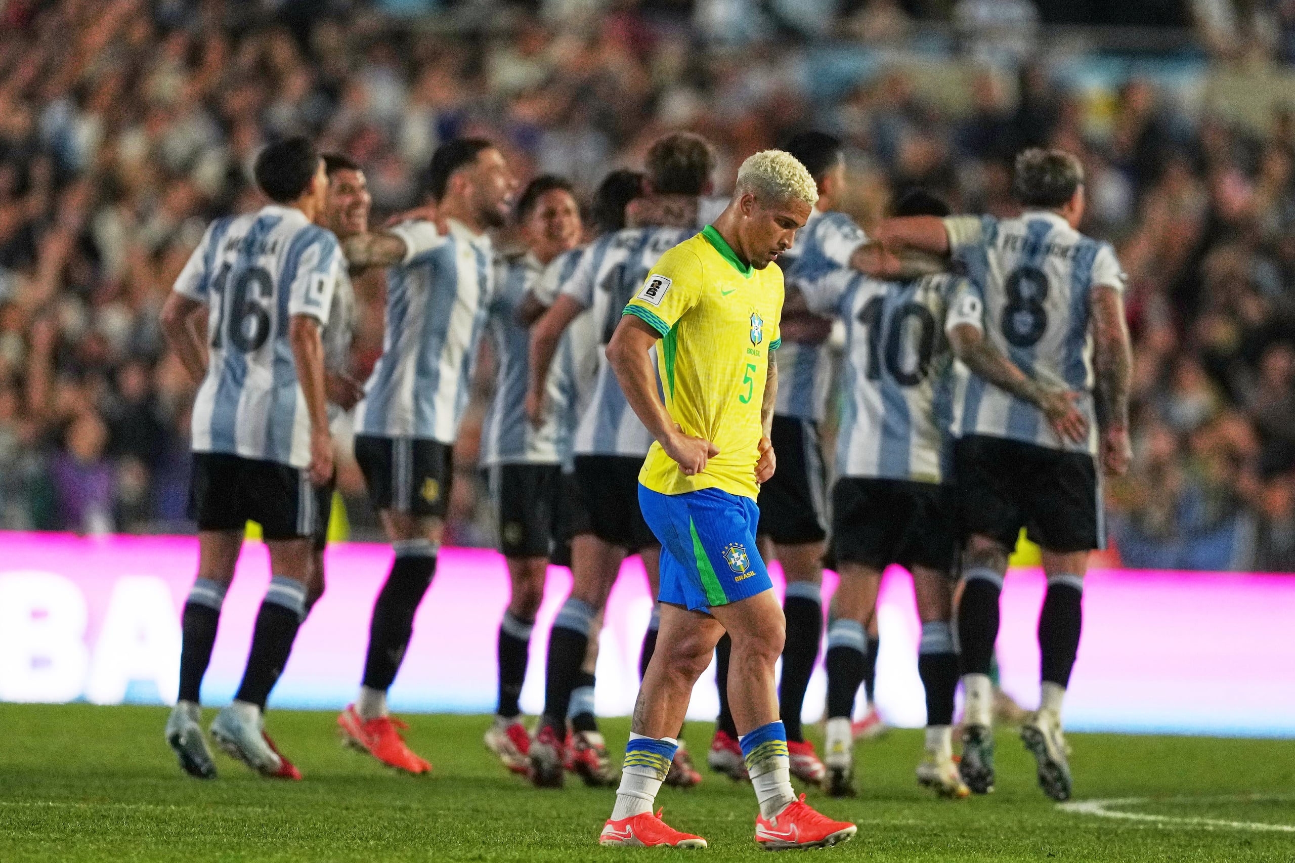 El brasileño Joao Gomes abandona la cancha tras la derrota de su selección por 4-1 ante Argentina en el Estadio Monumental de Buenos Aires.