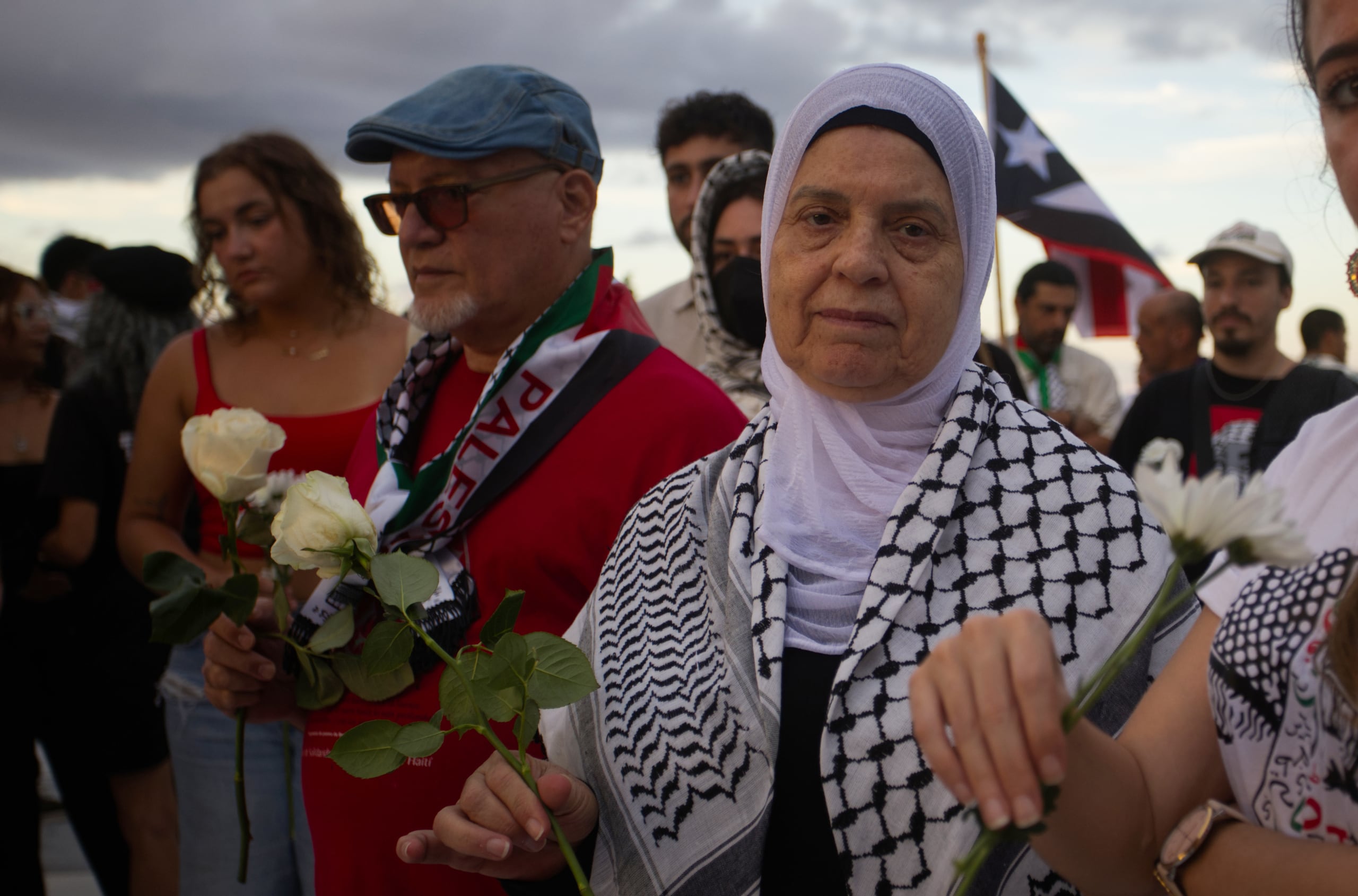 Durante esta jornada, los puertorriqueños se unieron así a miles de manifestantes alrededor del mundo que salieron a las calles este sábado en marchas para pedir el alto al fuego y el final de la campaña militar en los territorios palestinos que lleva a cabo el Gobierno israelí.