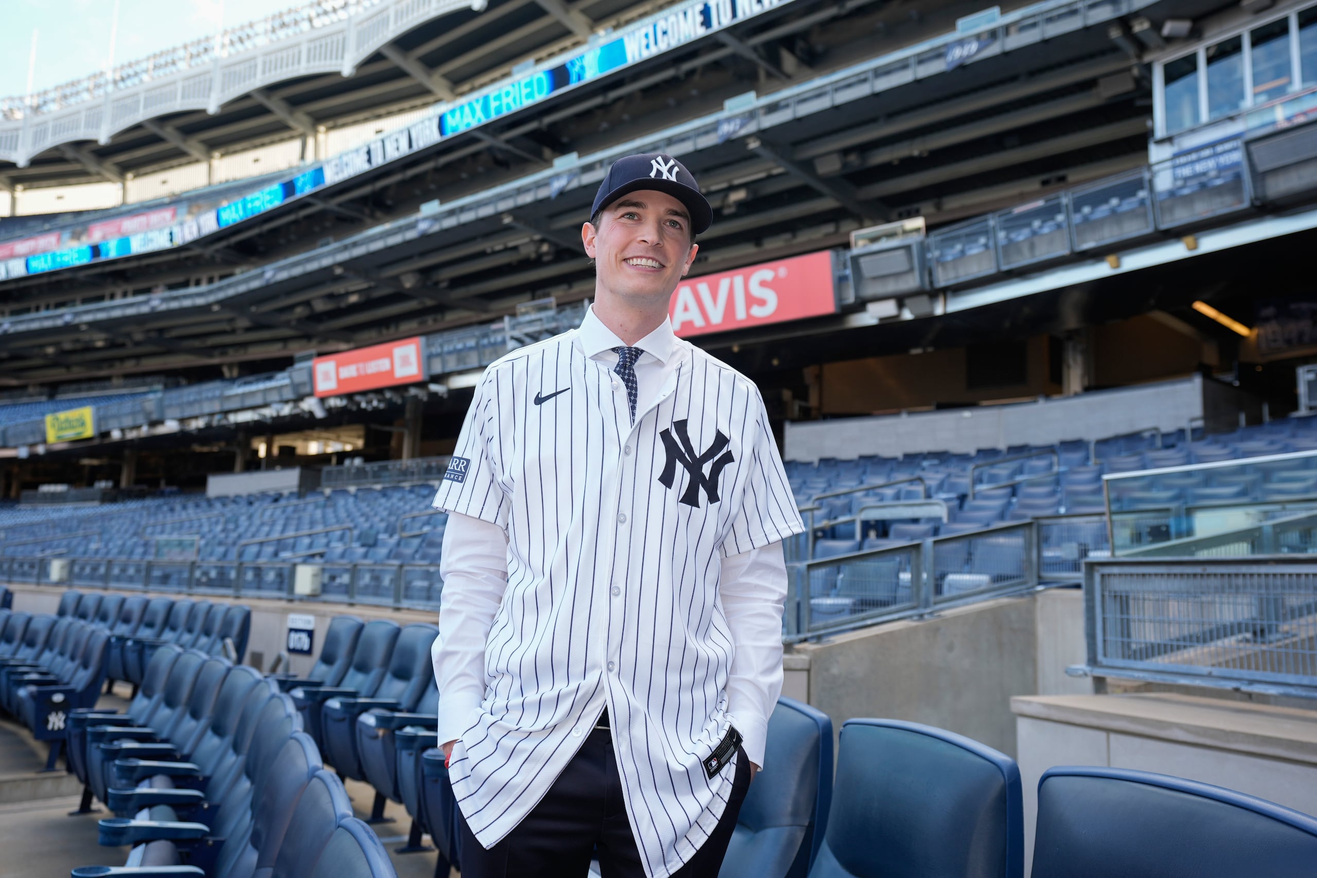 Max Fried, de los Yankees de Nueva York, posa tras su conferencia de prensa el miércoles 18 de diciembre de 2024 (AP Foto/Frank Franklin II)
