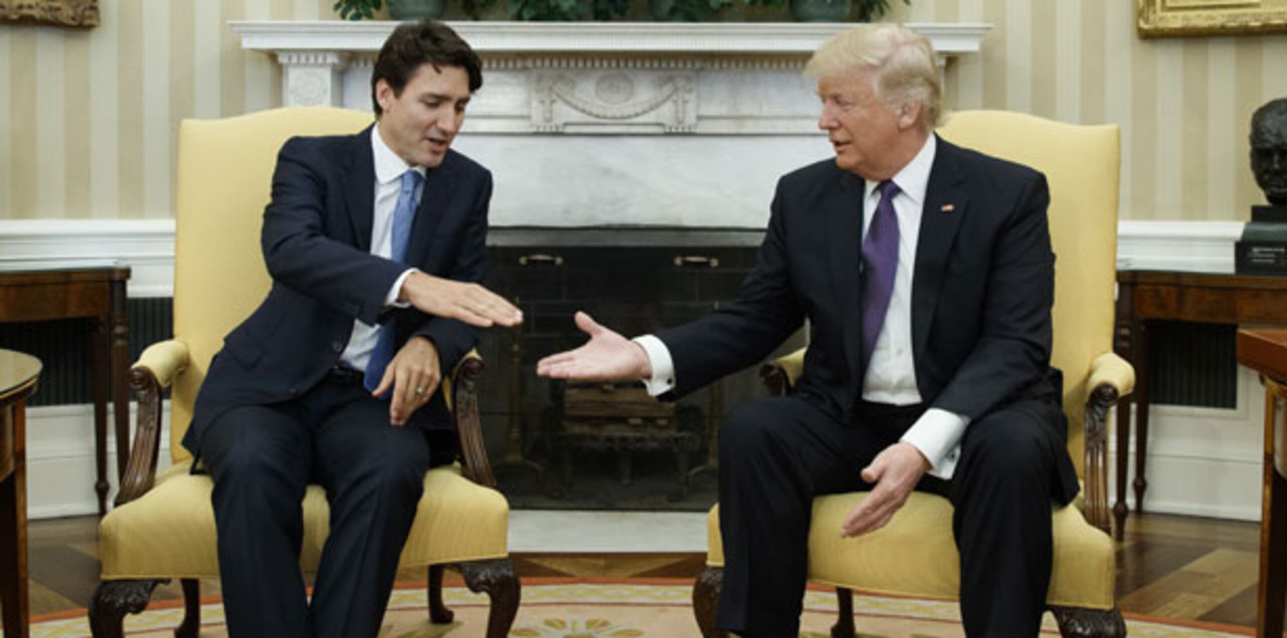 Trump defendió hoy su orden ejecutiva por ser "dura pero de sentido común", y aseguró que está siendo "alabado" por su postura y van hacer una revaluación de la política de asilo, que va "a hacer a la gente muy feliz". (AP)