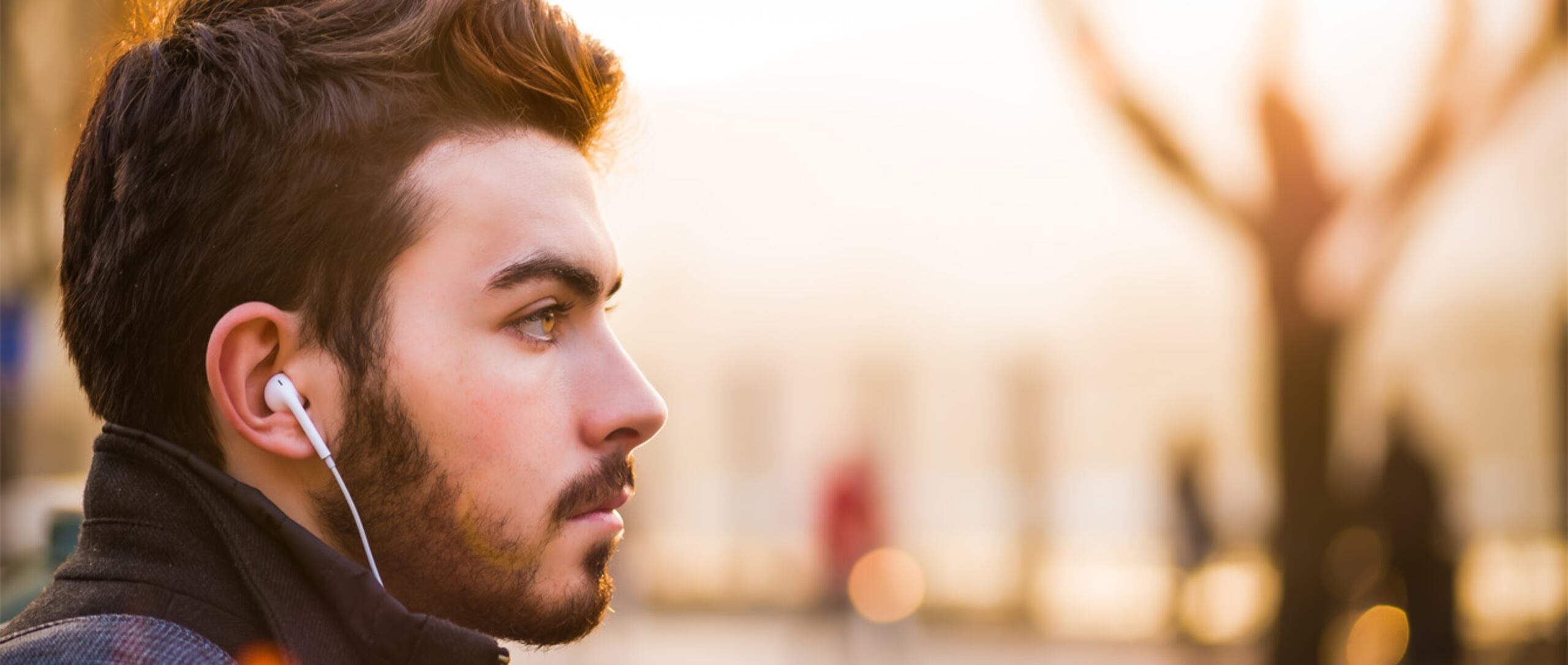 Aunque no existe evidencia contundente, tampoco hay estudios que refuten por completo los riesgos de usar audífonos a largo plazo. (Alex Blăjan / Unsplash)