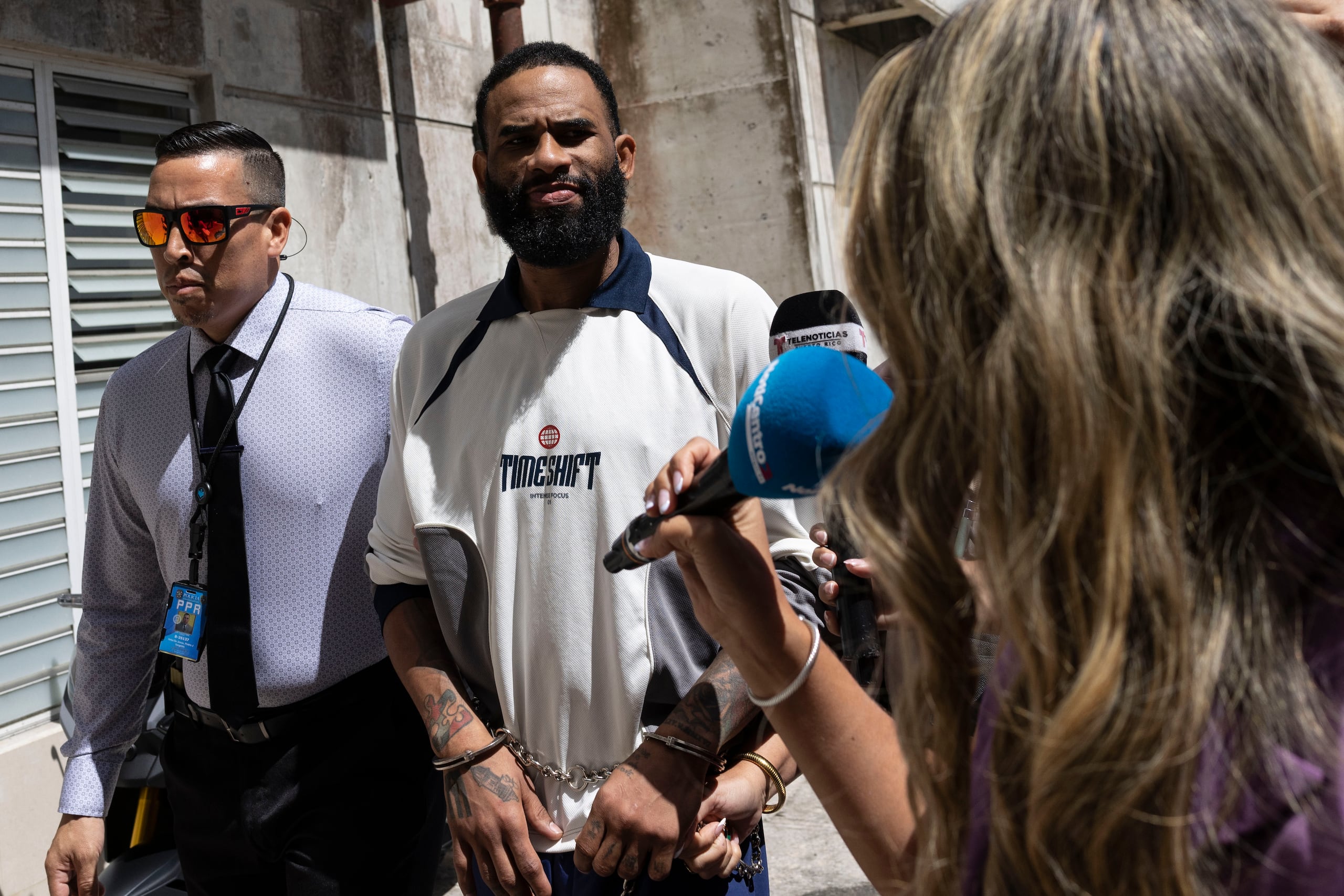 Walter Hodge en la salida de la Comandancia de Caguas.