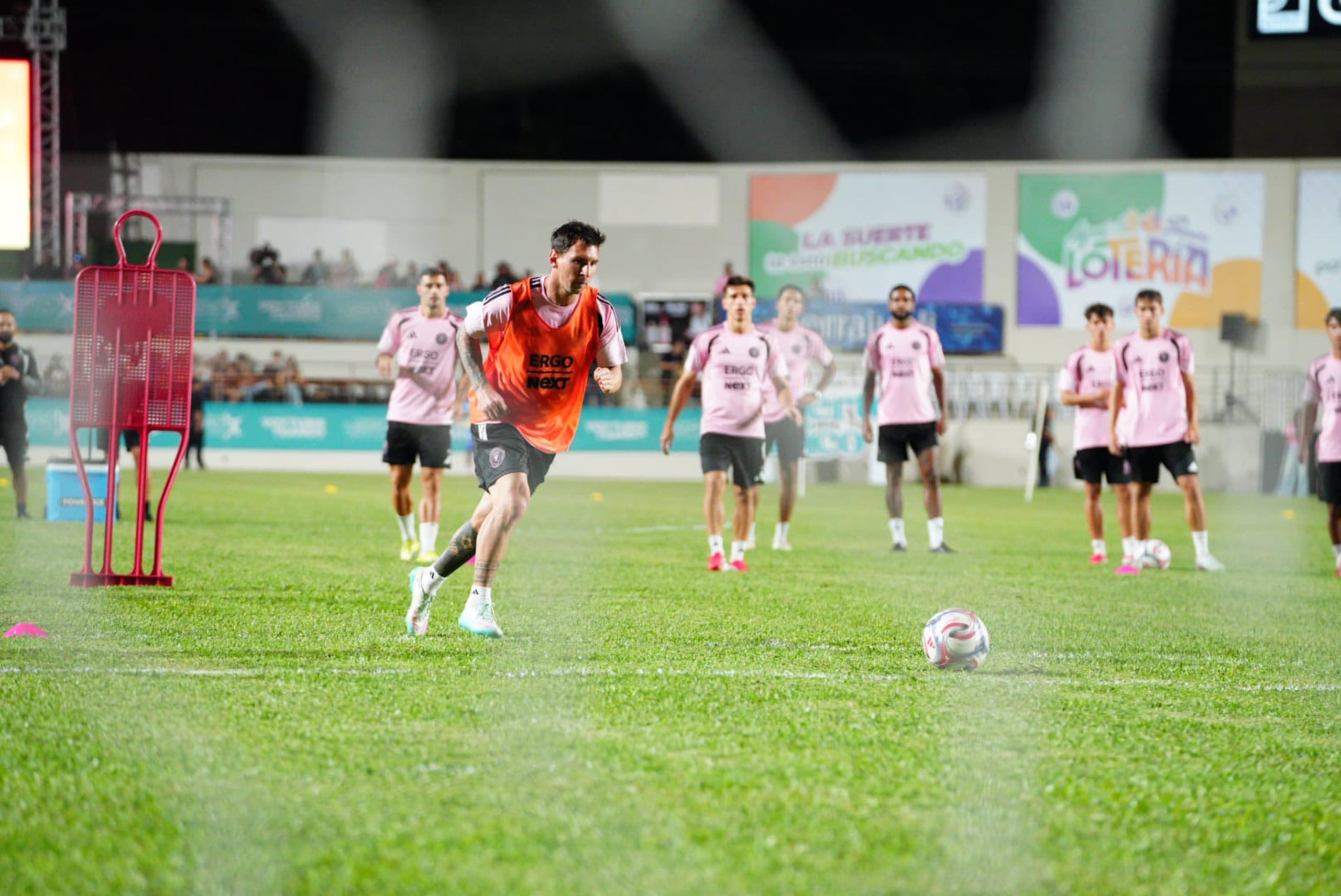 Lionel Messi se prepara para patear el balón durante su práctica en el Estadio Juan Ramón Loubriel.