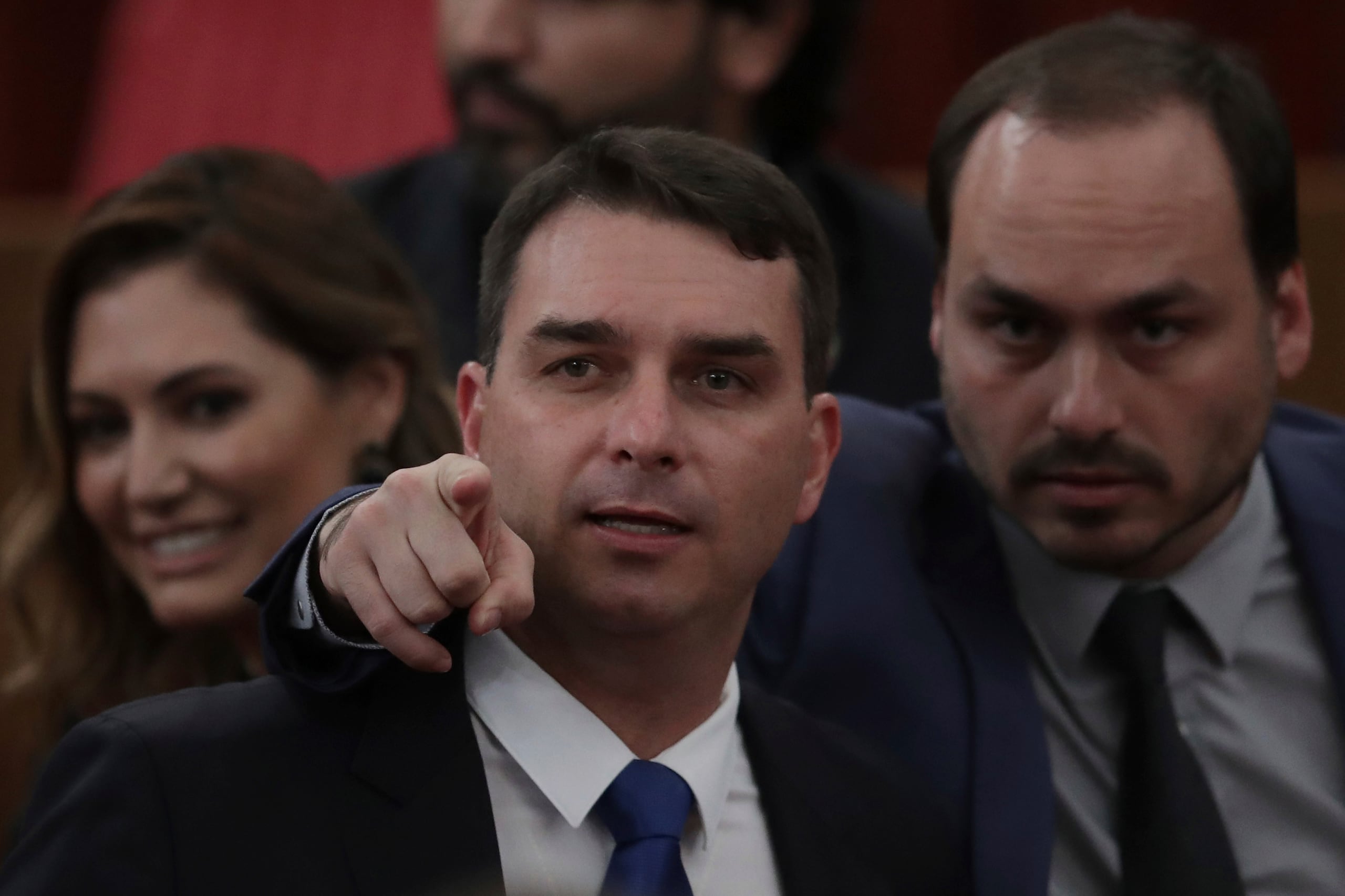 Flavio Bosonaro, centro, y Carlos Bolsonaro, hijos del expresidente brasileño Jair Bolsonaro