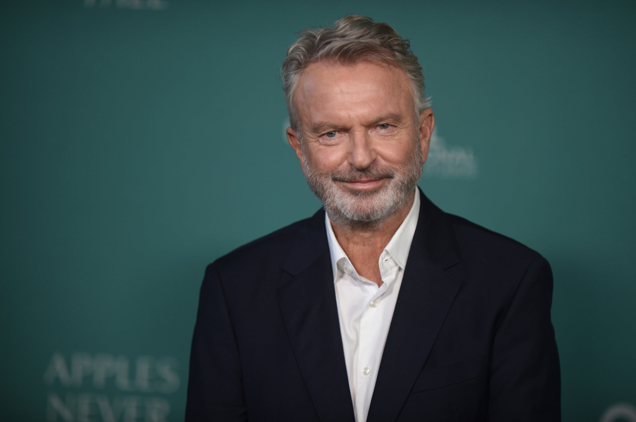 Sam Neill llega al estreno de "Apples Never Fall" el 12 de marzo de 2024 en Los Ángeles.