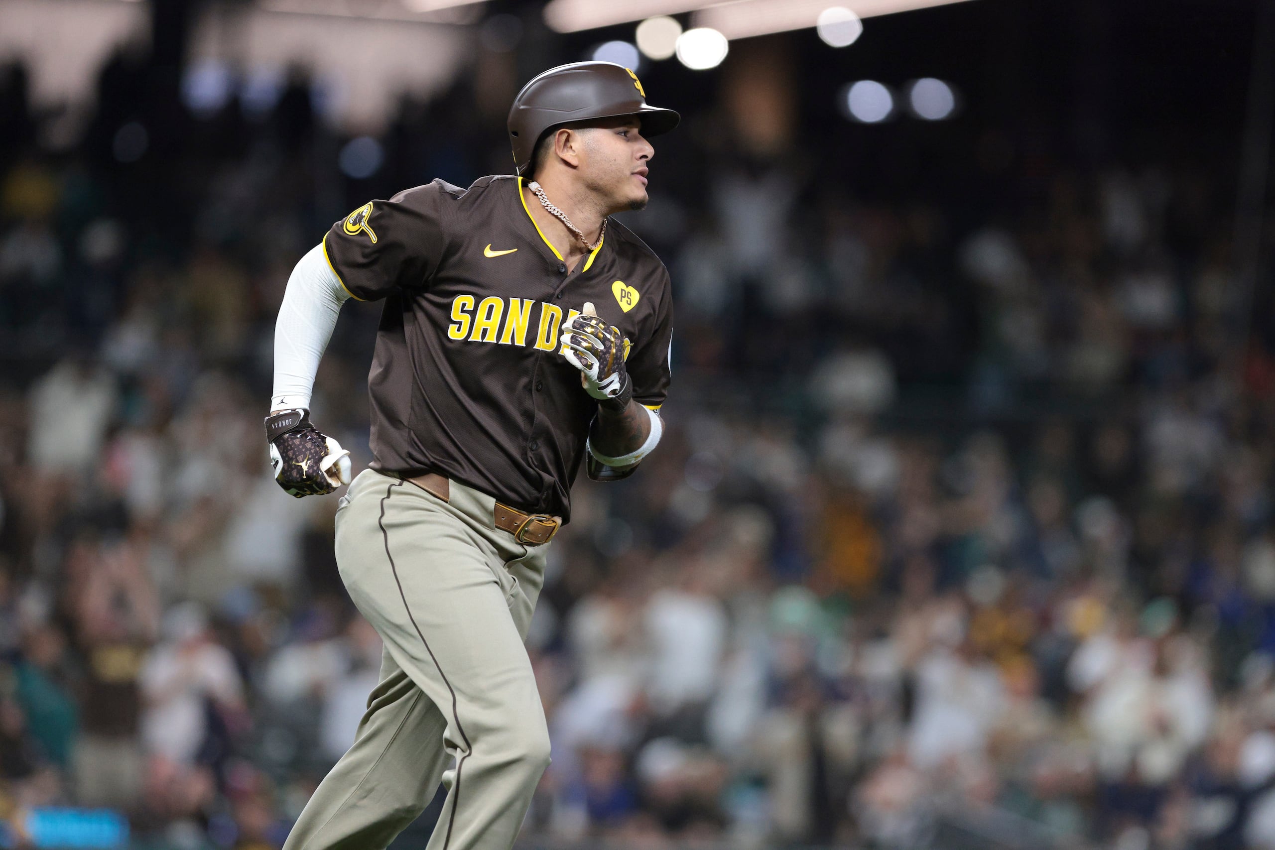 El mexicano Manny Machado, de los Padres de San Diego, recorre las bases luego de batear un jonrón de dos carreras ante los Marineros de SEattle, el martes 10 de septiembre de 2024.
