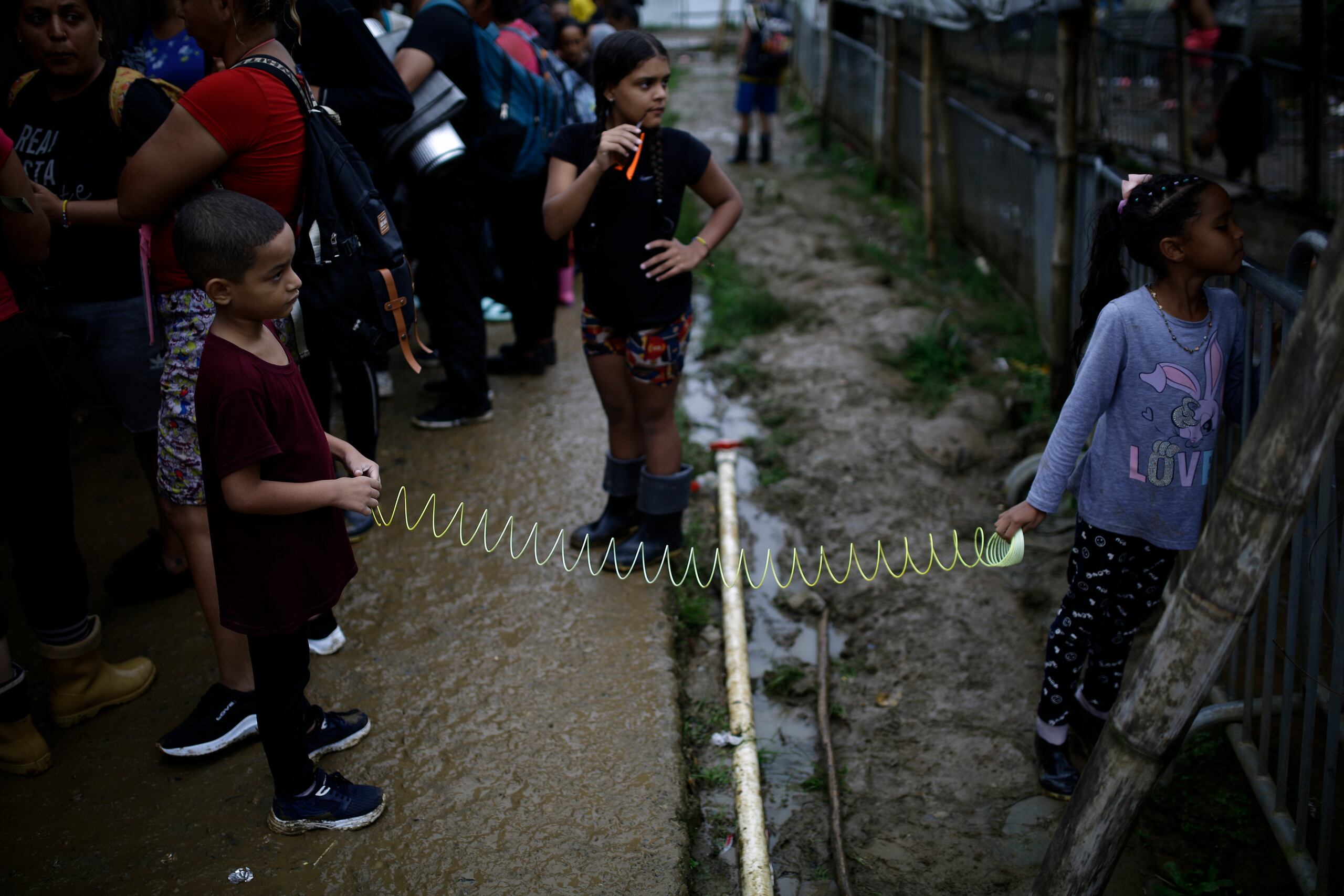 Fotografía de archivo de niños venezolanos que juegan mientras esperan para ser registrados por migración, el 13 de octubre de 2022, en el pueblo de Bajo Chiquito (Panamá). EFE/ Bienvenido Velasco
