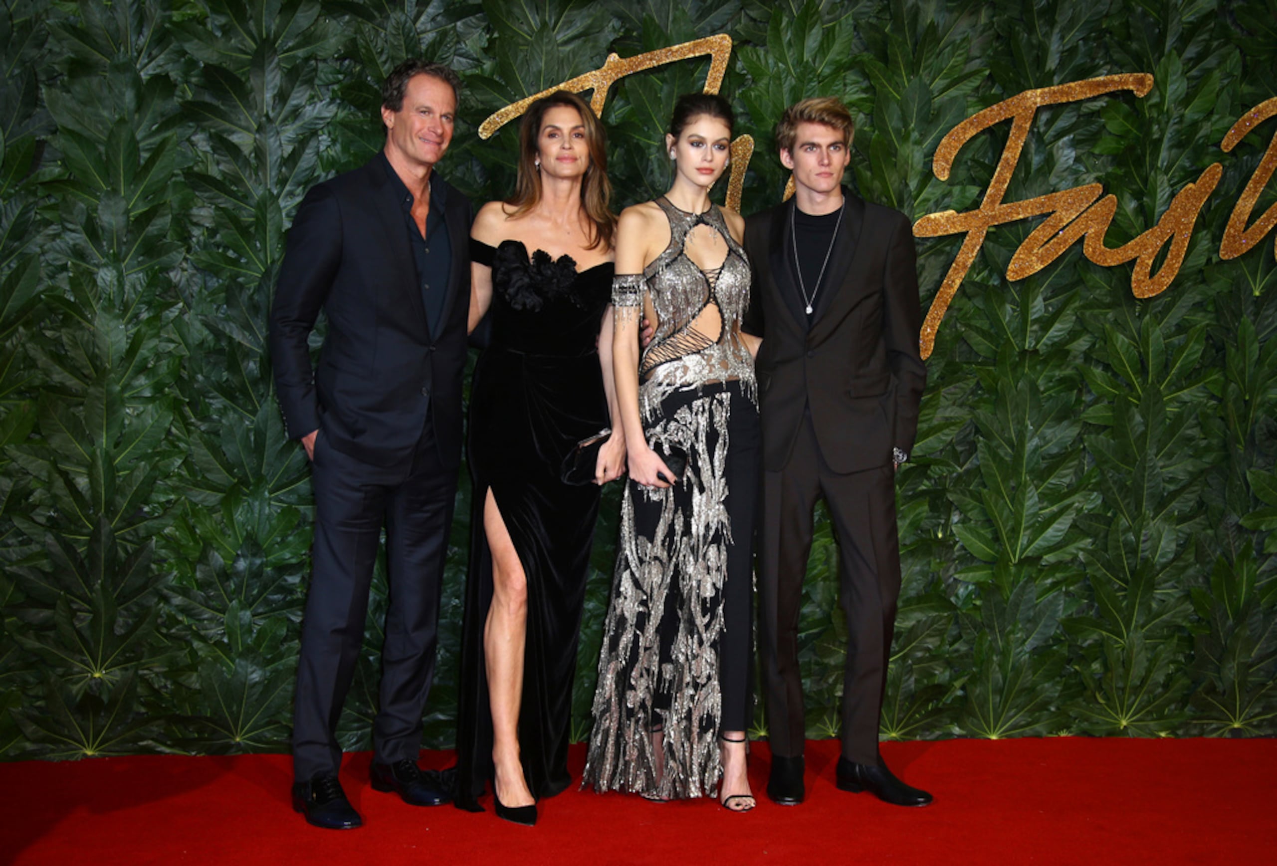 El empresario Rande Gerber y los modelos Cindy Crawford, Kaia Gerber y Presley Walker Gerber posan en el centro de Londres el 10 de diciembre de 2018.