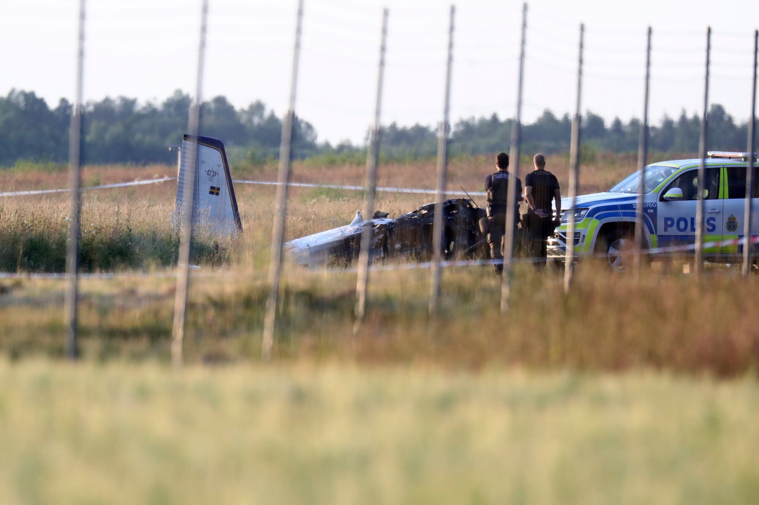 La avioneta fue localizada a unos 60 kilómetros (37 millas) al oeste de Calgary, al concentrarse en un transmisor de localización de emergencia.