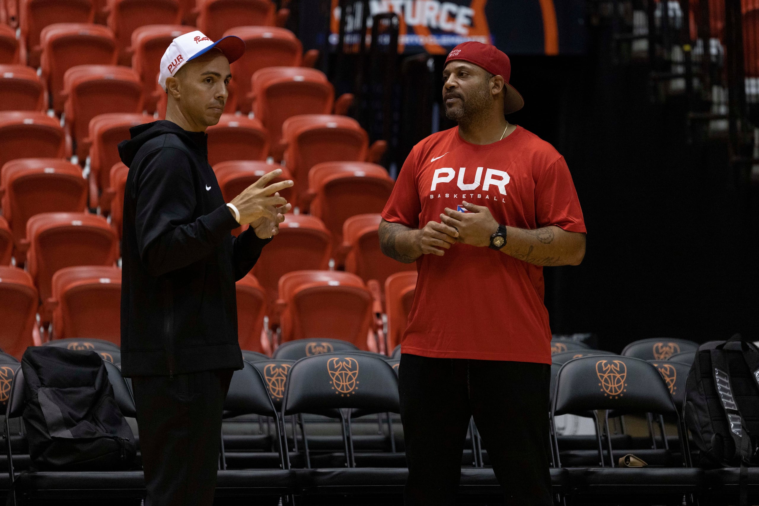 Carlos Arroyo (izquierda) y Larry Ayuso se han encargado de transmitir a la actual Selección lo que significó para ellos obtener el boleto olímpico en Puerto Rico.