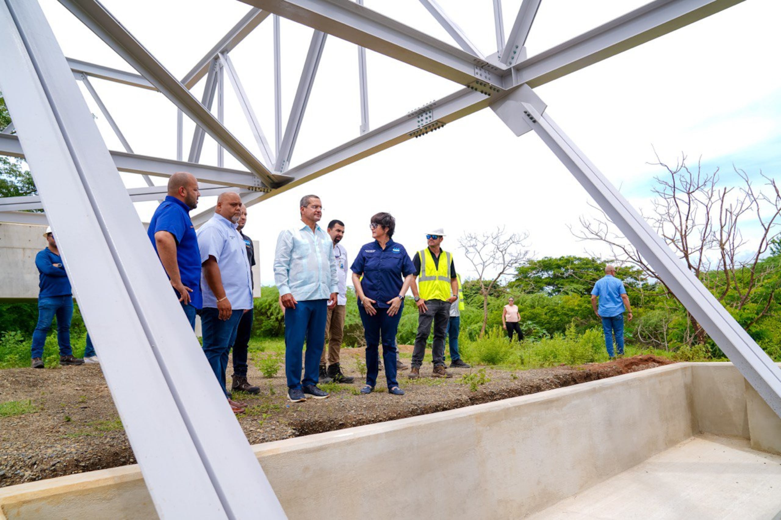 Gobernador y presidenta de la AAA inspeccionan trabajos de mejoras en Guayama