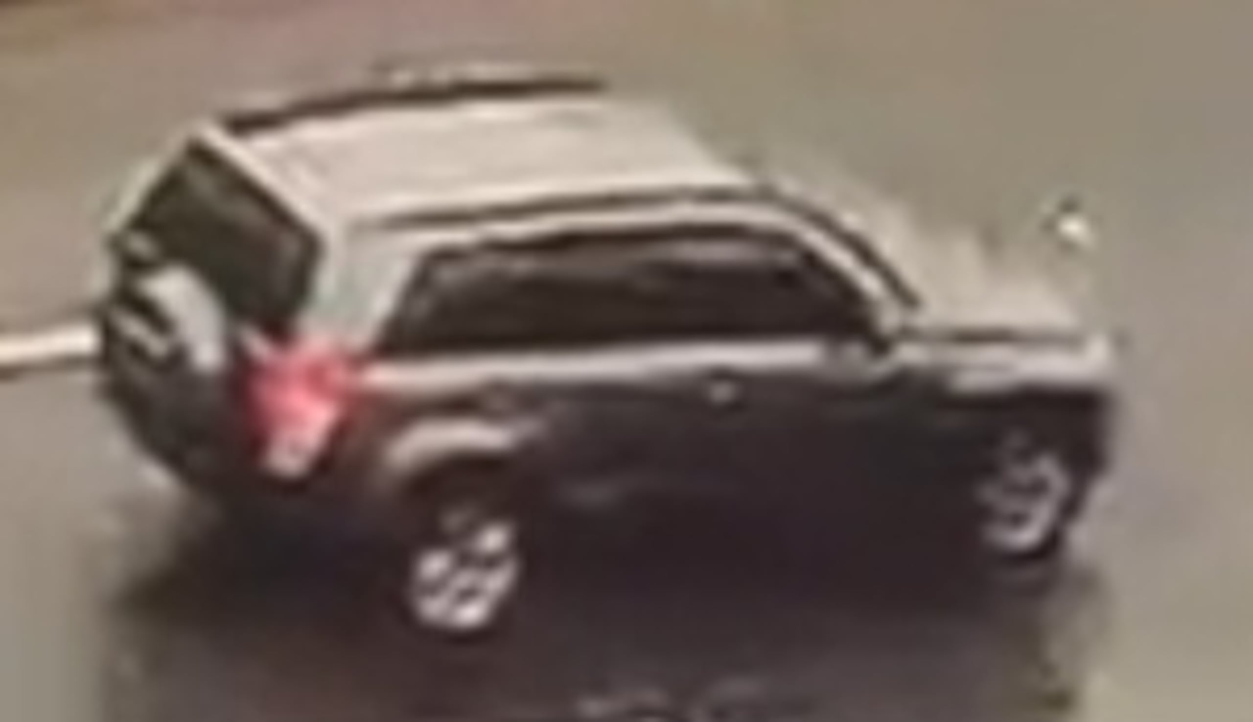 Agentes adscritos a la División de Homicidios del Cuerpo de Investigaciones Criminales (CIC) del área de Caguas, distribuyeron las imágenes de un vehículo marca Suzuki Grand Vitara color gris, que se cree estuvo involucrado en un asesinato ocurrido el 20 de diciembre de 2021, en Caguas.